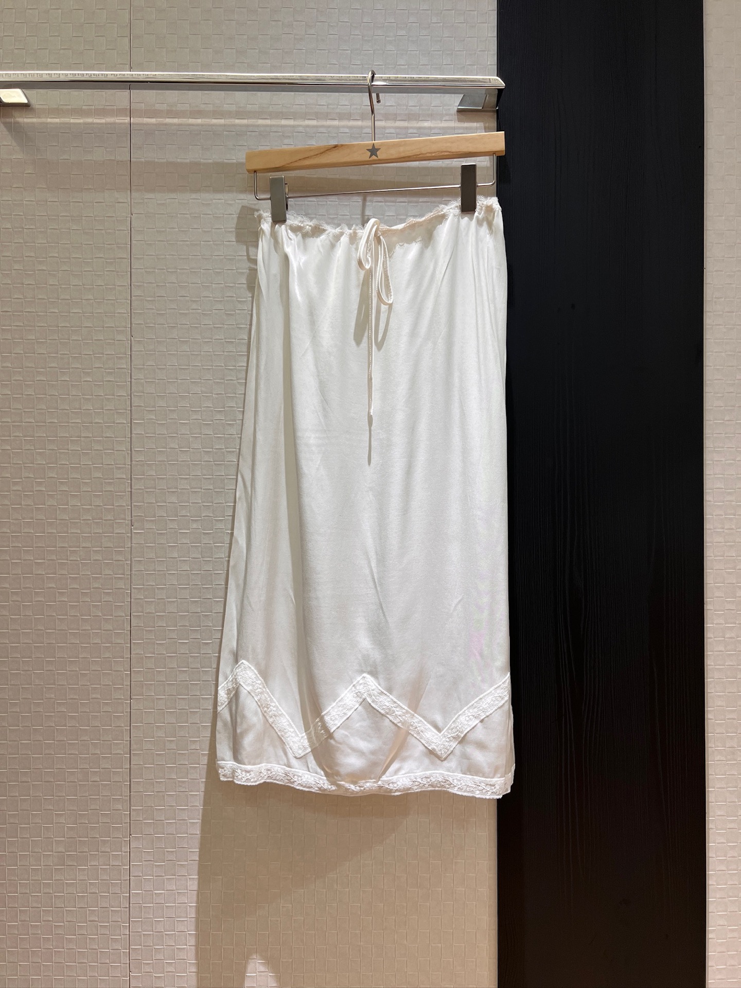 NO:411974,The same style of the new Ma Yili, white silk lapel short waist-hugging shirt, lace tether skirt, waist-bang lace drawstring waist-hugging patch triangle logo, elegant temperament SML skirt, skirts, alexander wang19860909新款马伊琍同款 白色人丝翻领短款收腰衬衣蕾丝系绳半裙 腰围蕾丝抽绳收腰 贴布三角徽标 优雅气质 SML 半裙,,skirts,alexander wang,Women's clothing