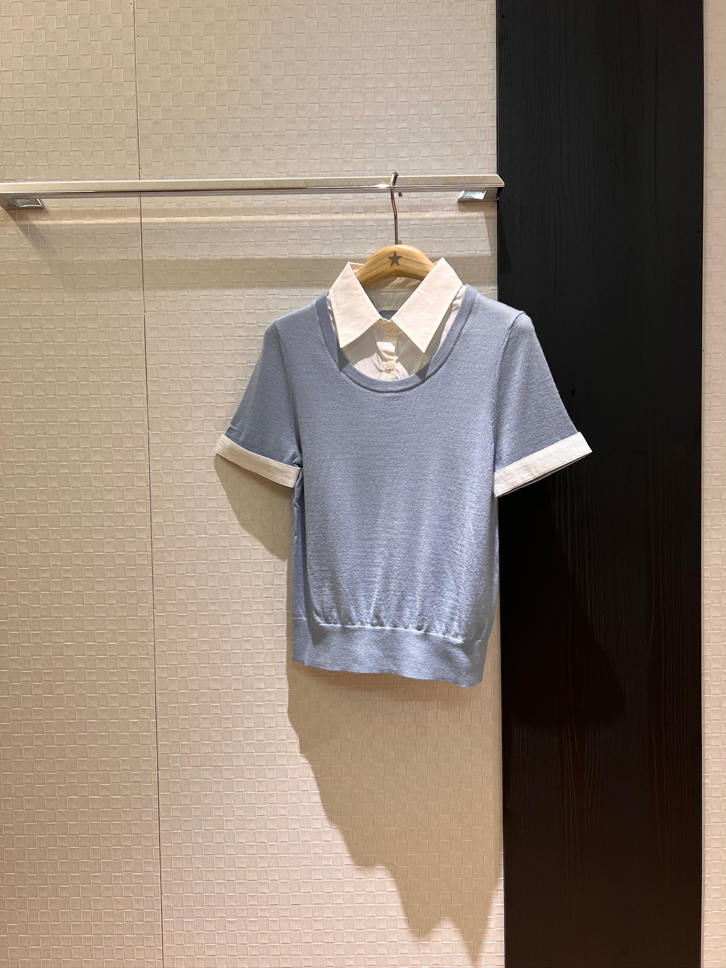 NO:412003,New fake two-piece lapel curly contrasting color splicing knitted design T-shirt top patch triangle logo behind casual and versatile college age-reducing blue pink SML, tees, t-shirt, alexander wang19860909新款假两件 翻领卷边撞色拼接针织设计T恤上衣背后贴布三角徽标 休闲百搭学院减龄 蓝色粉色 SML,,tees，t-shirt,alexander wang,Women's clothing