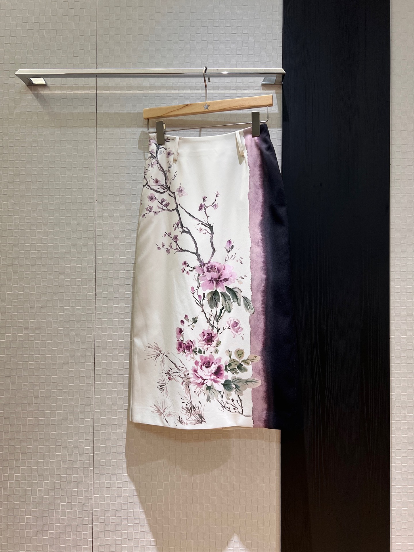 NO:412042,New early autumn series Chinese cherry blossom ink painting printed hip skirt with asymmetrical slit on both sides, elegant and intellectual, temperament reduces age, can be worn with the same T-shirt SML, skirts, tees, t-shirt, alexander wang19860909新款早秋系列 中式樱花水墨丹青印花包臀半裙后摆不对称开叉 两侧有口袋优雅知性 气质减龄 可搭同款T恤 SML,,skirts,tees，t-shirt,alexander wang,Women's clothing