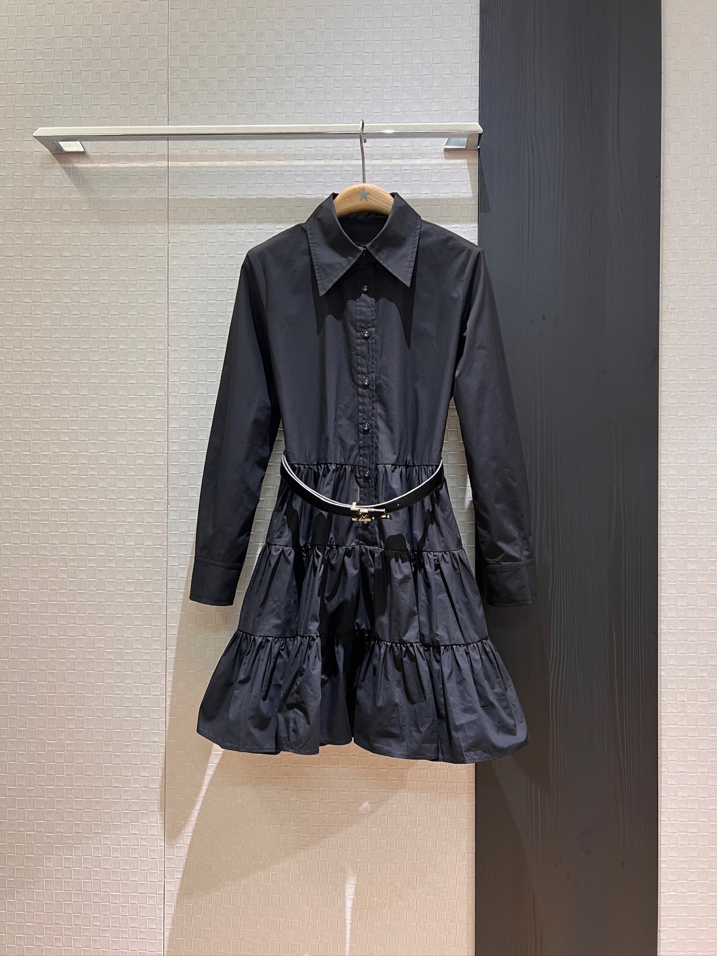 NO:412058,New French long-sleeved dress, shirt, cake skirt, oversized skirt, delivery LV belt decoration, age-reducing, vacation elegant, white and black SML,,louis vuitton, skirts,alexander wang19860909新款法式长袖连衣裙 衬衣蛋糕裙超大裙摆 配送LV腰带装饰气质减龄 度假优雅 白色黑色 SML,,louis vuitton,skirts,alexander wang,Women's clothing
