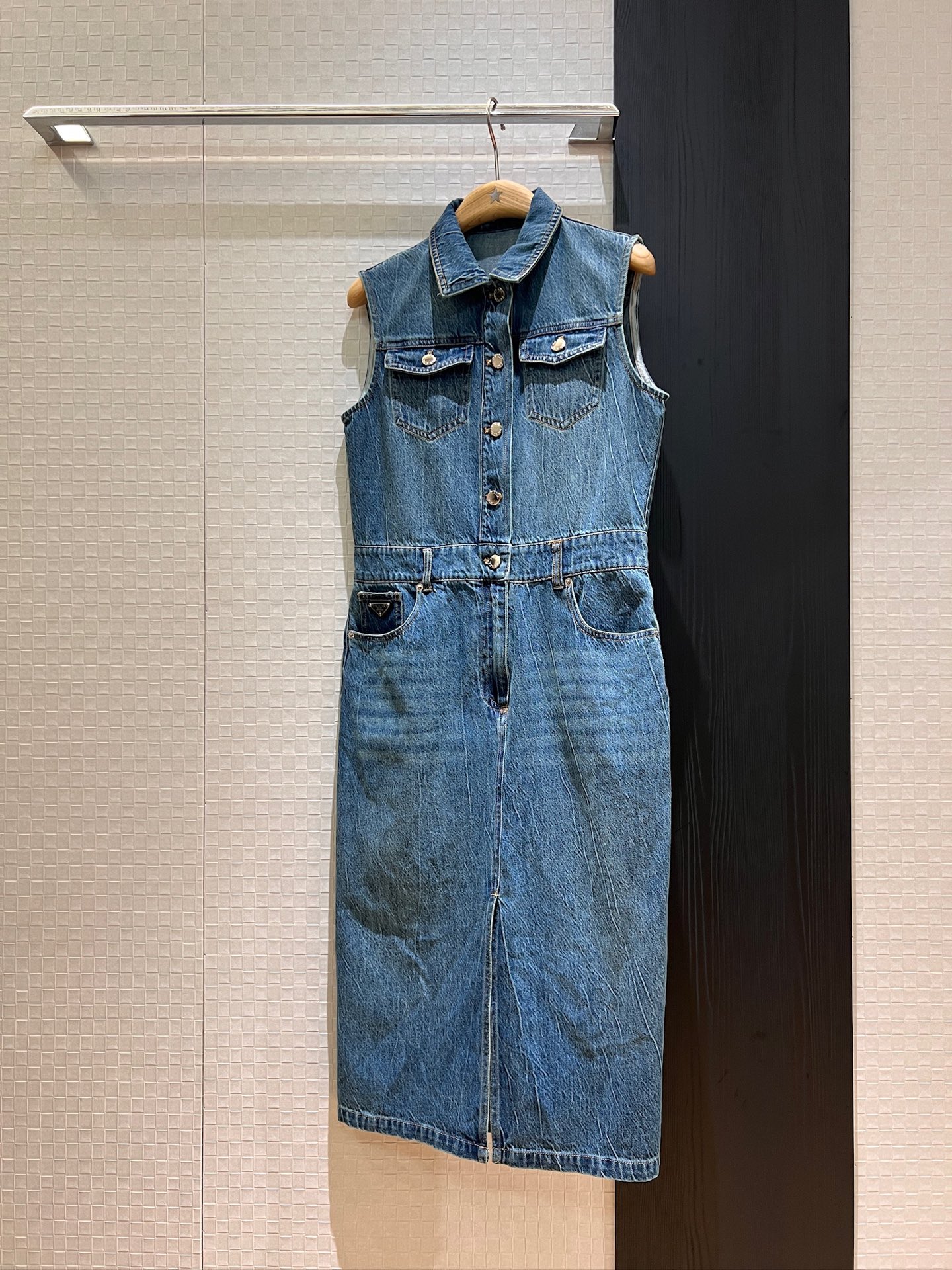 NO:411990,New washing cowboy lapel vest dress with long skirt slit front slit classic triangle logo decoration slim and slim casual vacation SML, skirts, alexander wang19860909新款洗水牛仔翻领背心连衣裙 长裙前摆开叉 经典三角标装饰修身显瘦 休闲度假 SML,,skirts,alexander wang,Women's clothing