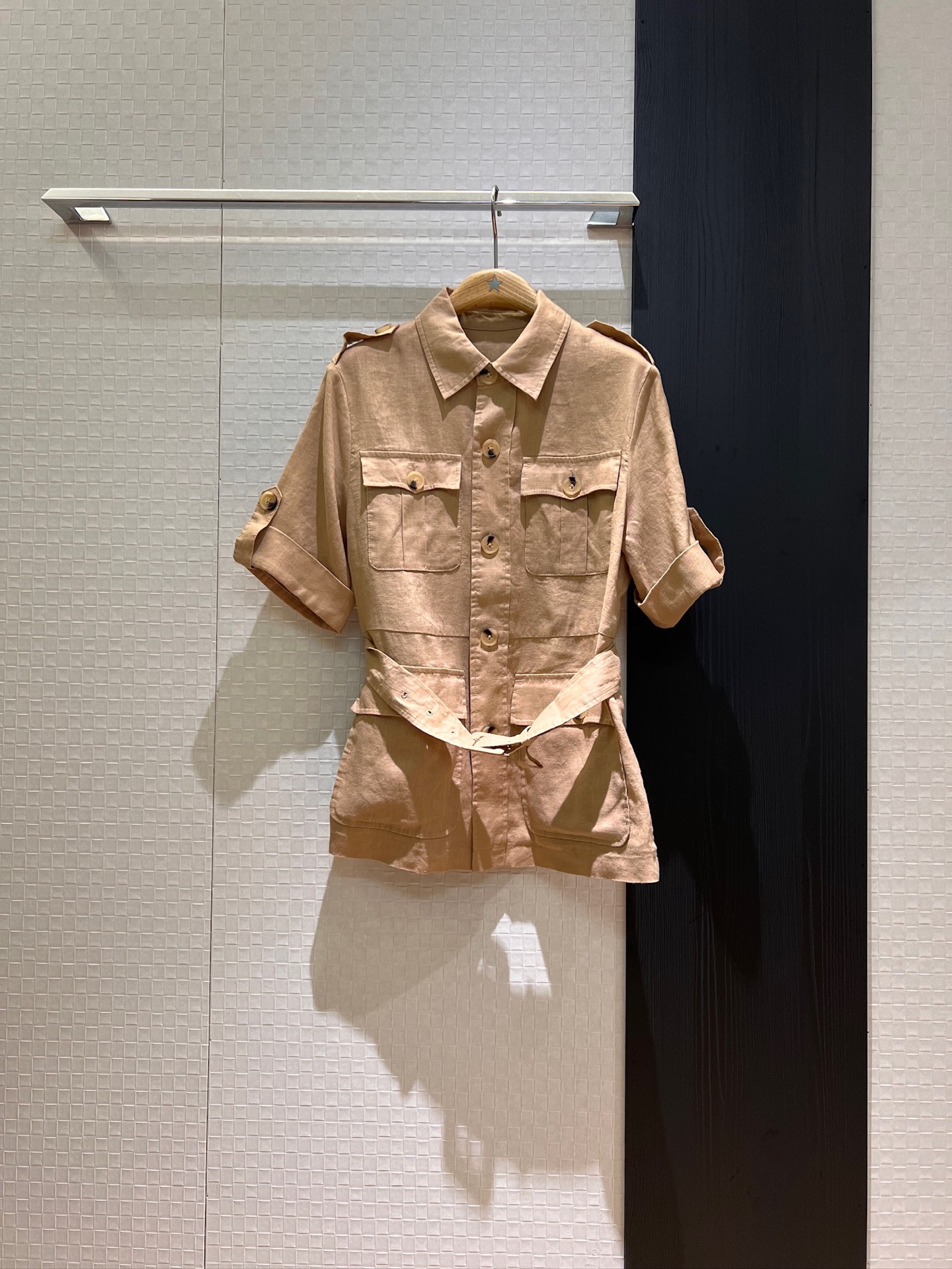 NO:412044,New style of lapel belt linen work shirt shoulder stamp rolled mid-sleeved design Large pocket decoration casual commuting temperament age-reducing SML, alexander wang19860909新款来袭翻领系腰带亚麻工装衬衣肩章卷边中袖设计 大口袋装饰休闲通勤 气质减龄 SML,,alexander wang,Women's clothing