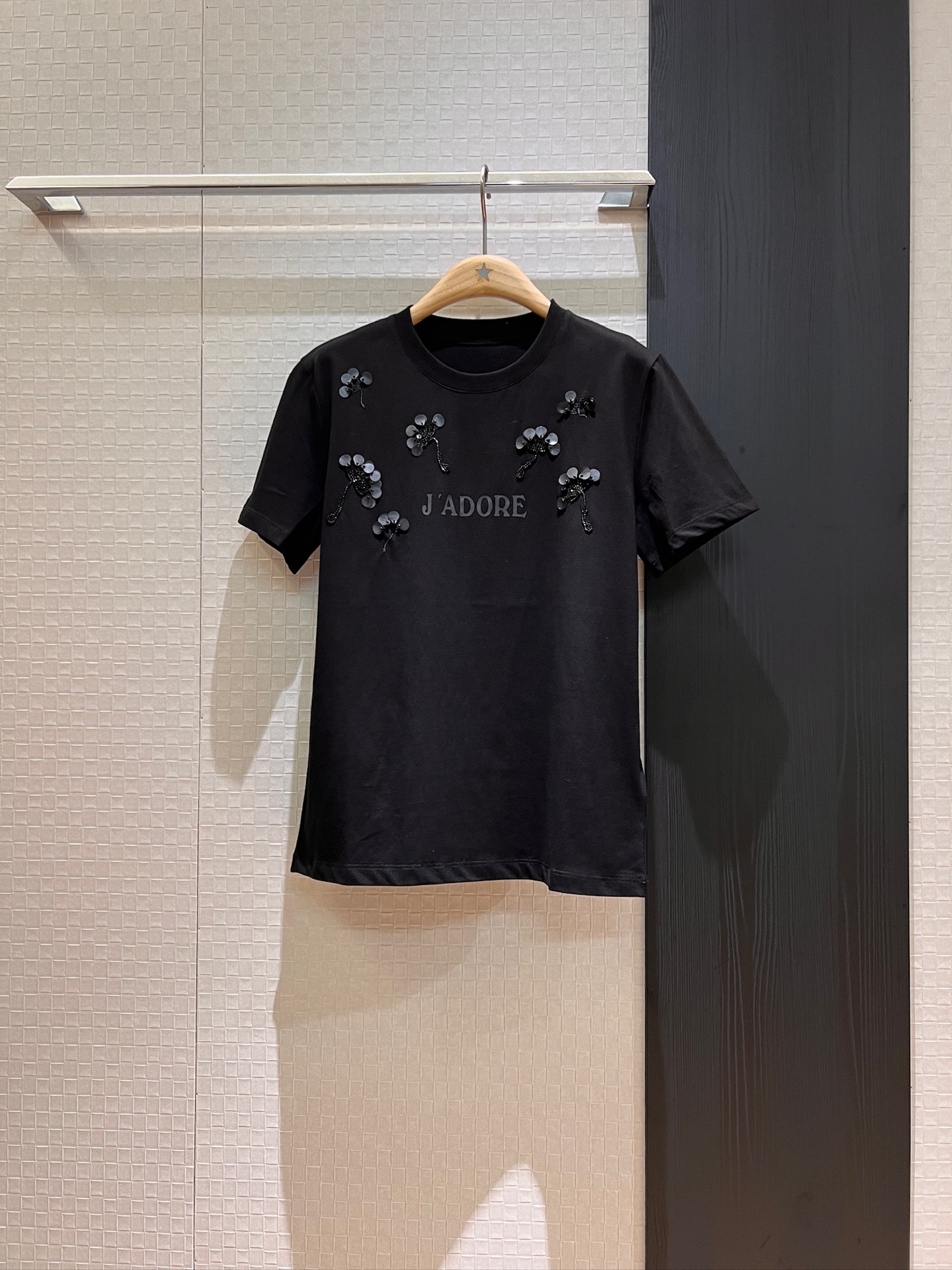 NO:412068,New heavy-duty handmade beaded petal sequin T-shirt, three-dimensional logo letters on the chest are exquisite and age-reducing black and white pink SML, tees, t-shirt, alexander wang19860909新款重工手工钉珠花瓣亮片T恤 胸前立体logo字母精致减龄 黑色白色粉色 SML,,tees，t-shirt,alexander wang,Women's clothing