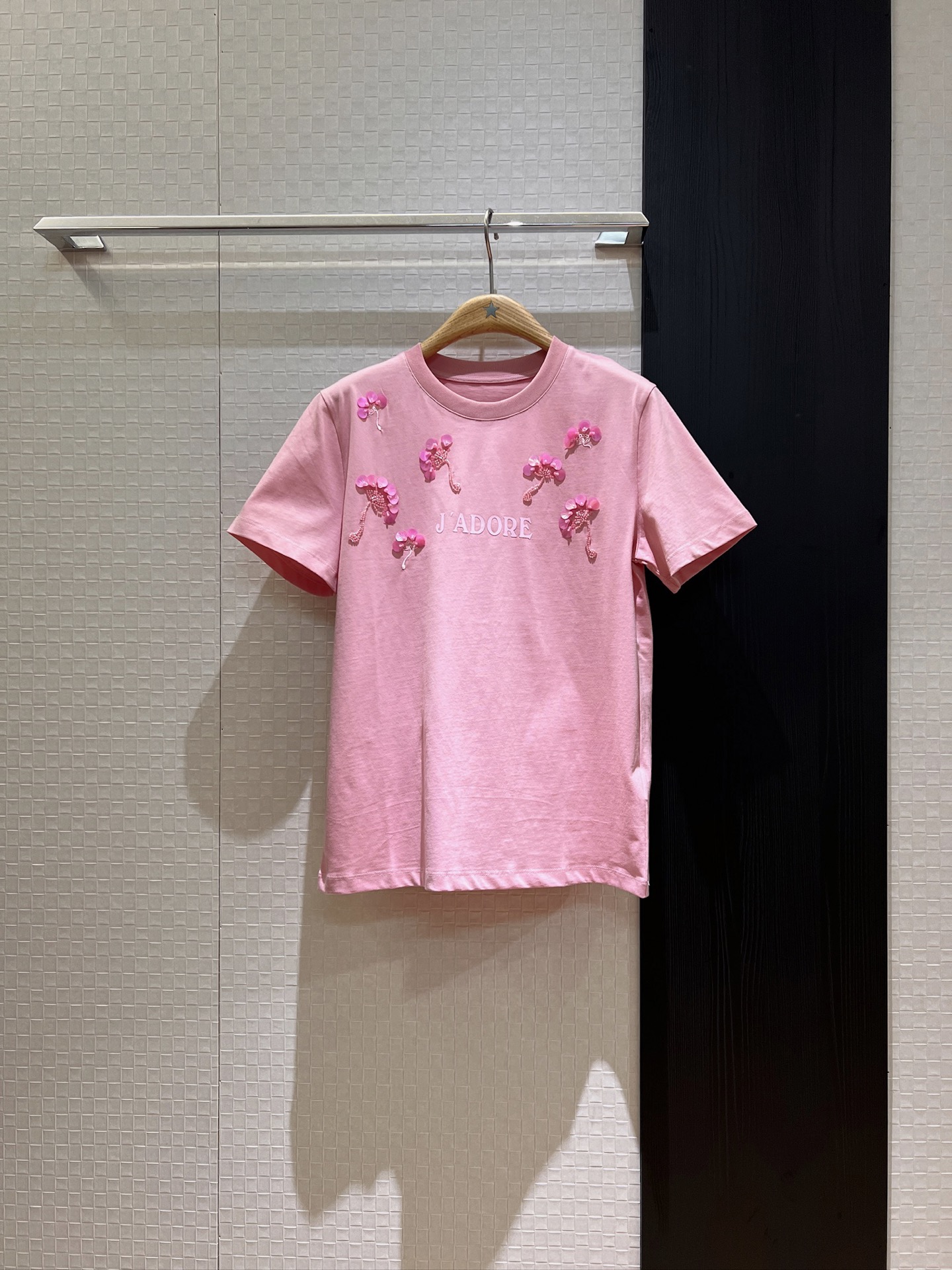 NO:412083,New heavy-duty handmade beaded petal sequin T-shirt, three-dimensional logo letters on the chest are exquisite and age-reducing black and white pink SML, tees, t-shirt, alexander wang19860909新款重工手工钉珠花瓣亮片T恤 胸前立体logo字母精致减龄 黑色白色粉色 SML,,tees，t-shirt,alexander wang,Women's clothing