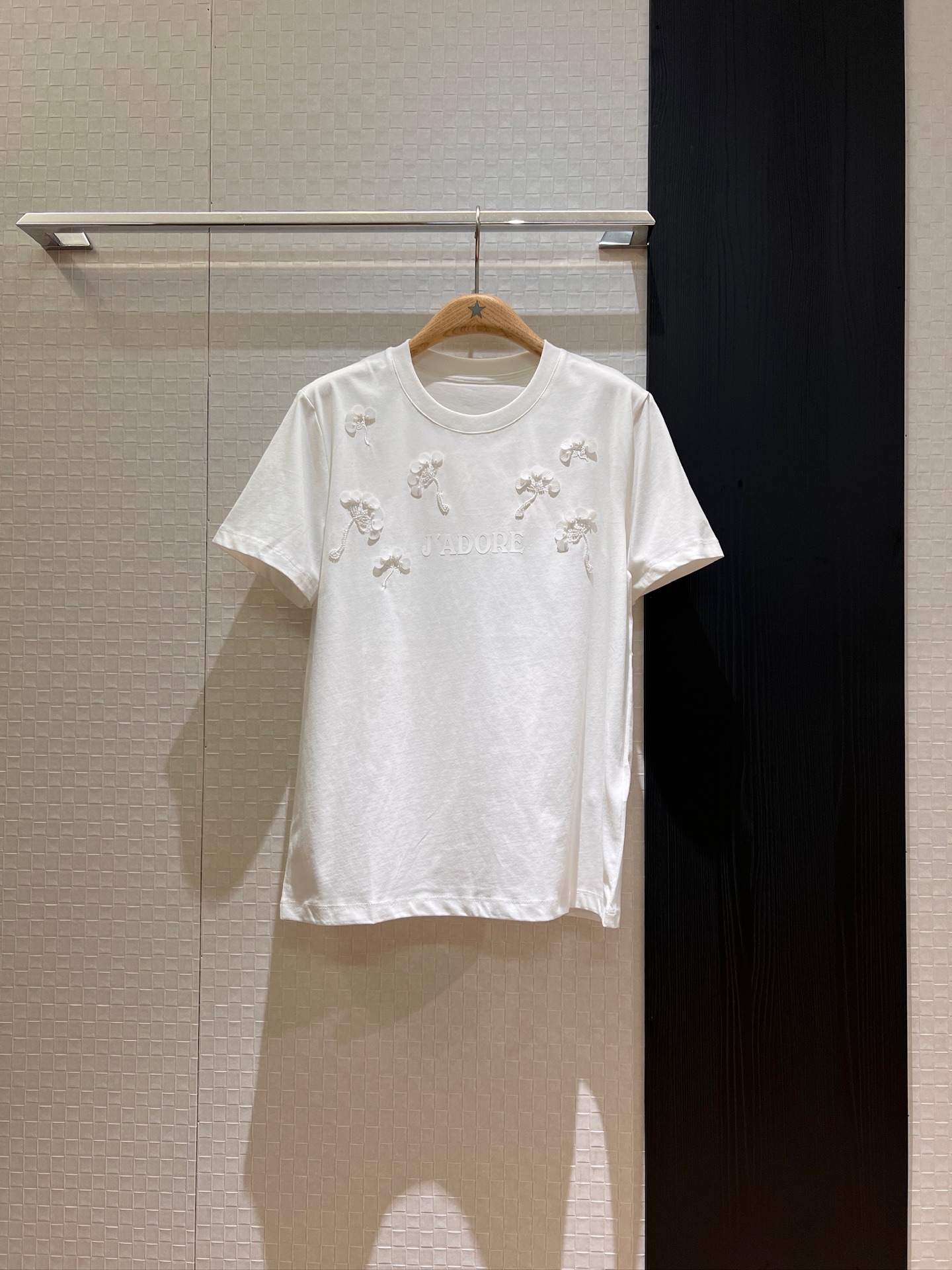 NO:412098,New heavy-duty handmade beaded petal sequin T-shirt, three-dimensional logo letters on the chest are exquisite and age-reducing black and white pink SML, tees, t-shirt, alexander wang19860909新款重工手工钉珠花瓣亮片T恤 胸前立体logo字母精致减龄 黑色白色粉色 SML,,tees，t-shirt,alexander wang,Women's clothing