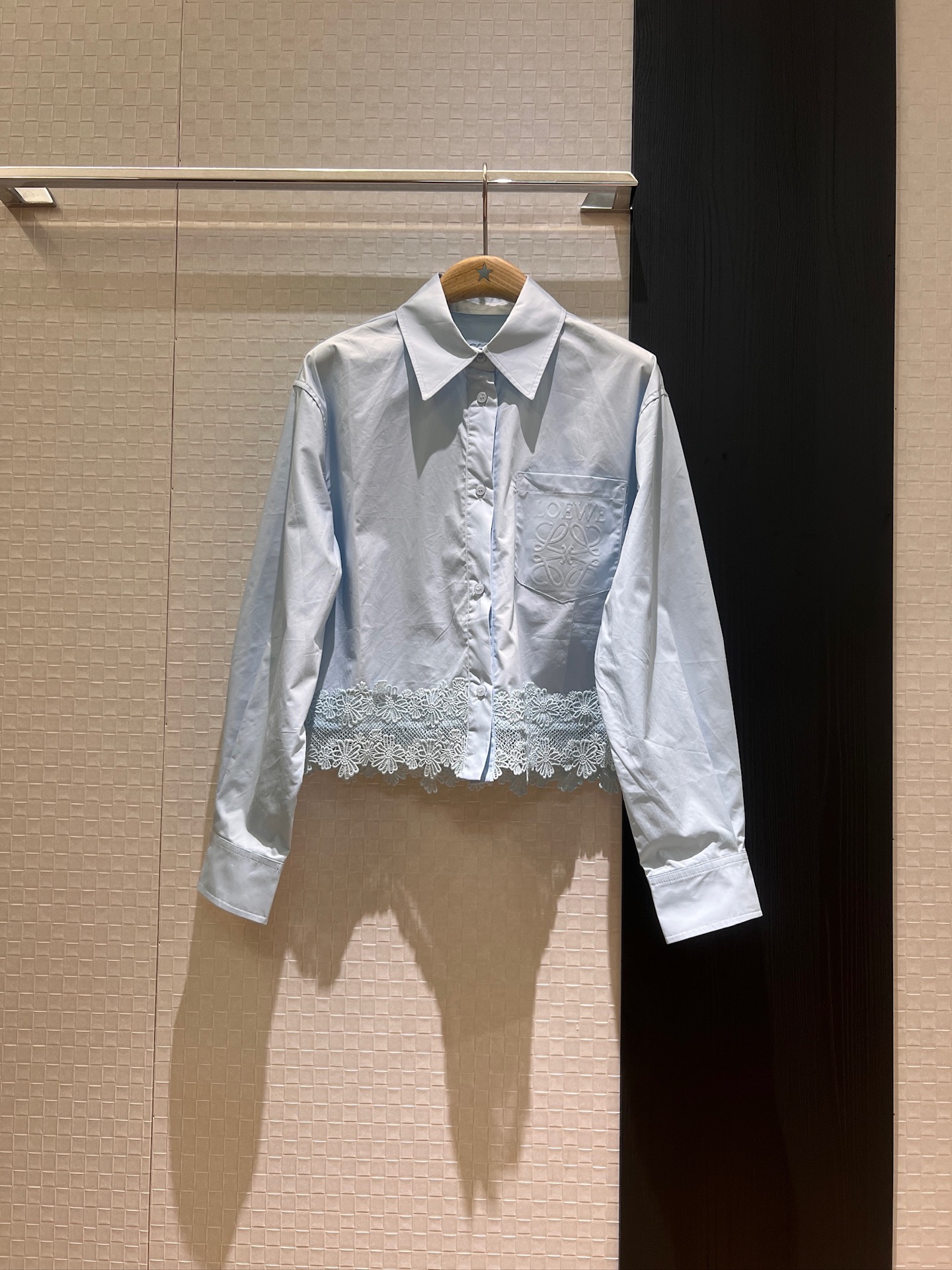 NO:412084,New style splicing sun flower hollow lace short shirt with chest collar embroidered logo badge hem splicing lace lace temperament age-reducing casual age-reducing white light blue SML, alexander wang19860909新款拼接背后太阳花镂空蕾丝短款衬衣胸后领刺绣logo徽章 下摆拼接蕾丝花边 气质减龄 休闲减龄白色浅蓝 SML,,alexander wang,Women's clothing