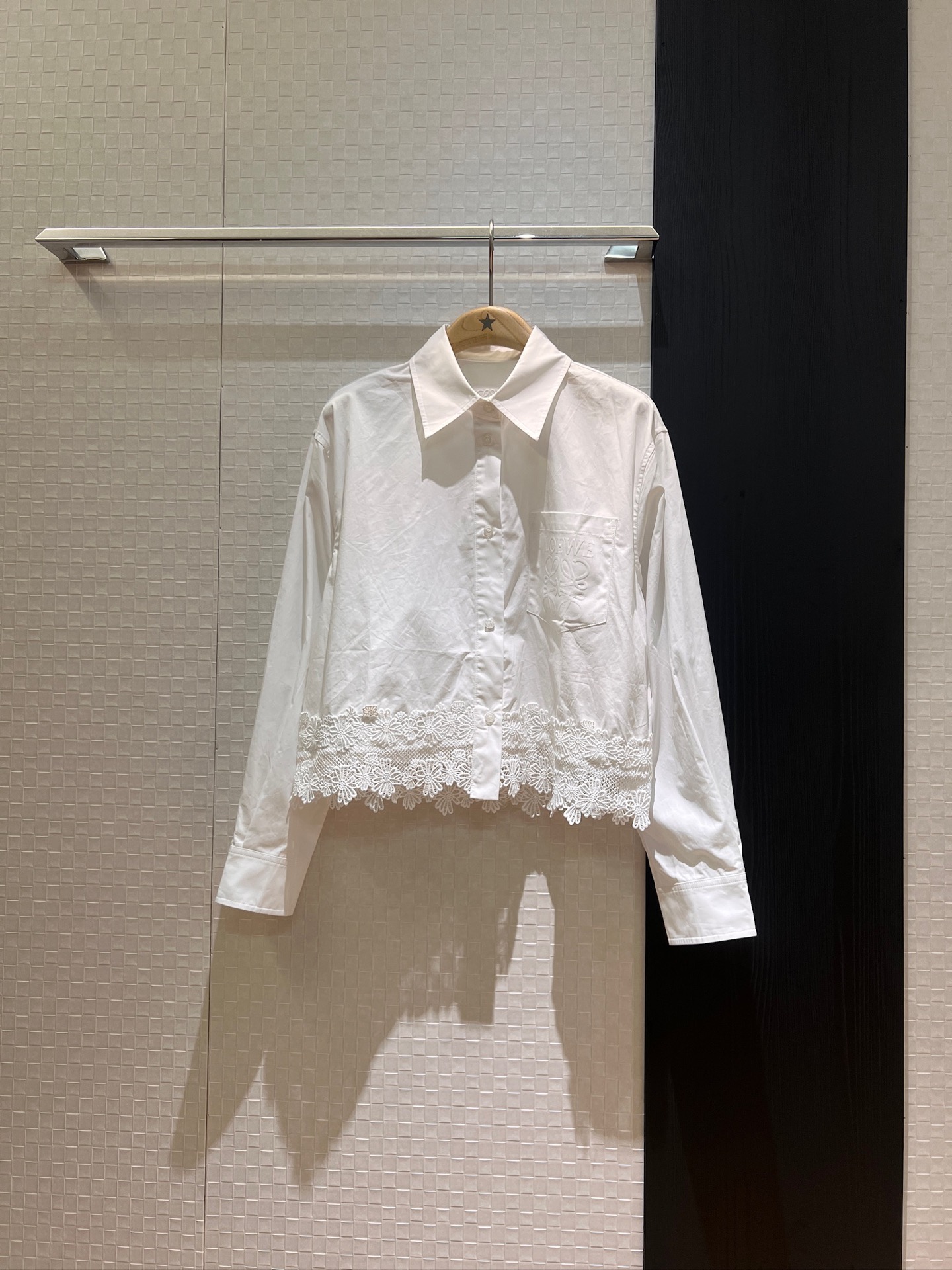 NO:412100,New style splicing sun flower hollow lace short shirt with chest collar embroidered logo badge hem splicing lace lace temperament age-reducing casual age-reducing white light blue SML, alexander wang19860909新款拼接背后太阳花镂空蕾丝短款衬衣胸后领刺绣logo徽章 下摆拼接蕾丝花边 气质减龄 休闲减龄白色浅蓝 SML,,alexander wang,Women's clothing