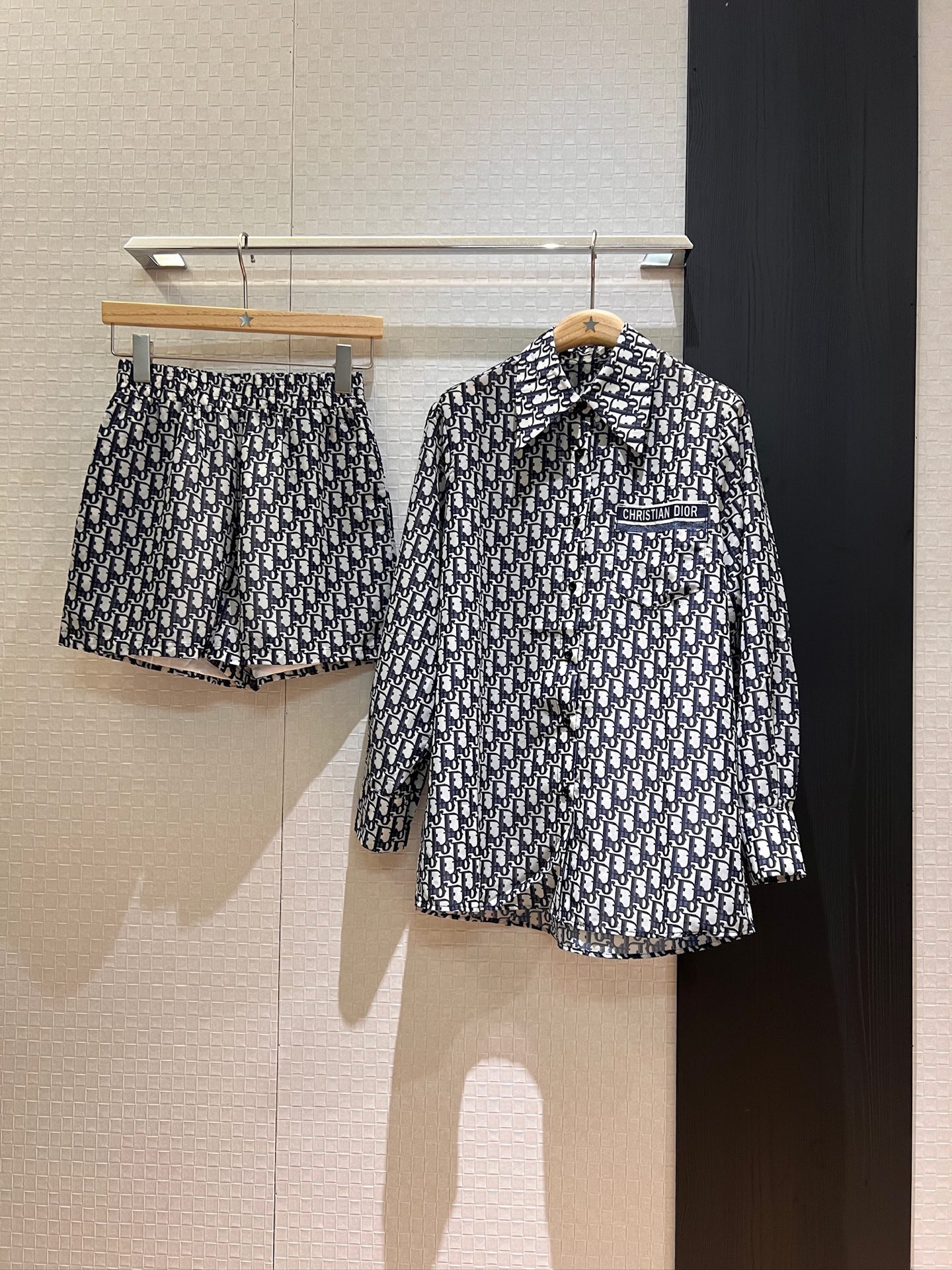 NO:413077,New logo old-fashioned suit Positioned printed pockets Long-sleeved shirt elastic waist shorts Casual sports Fashionable and versatile blue pink SML, shorts, alexander wang19860909新款logo老花套装 定位印花口袋 长袖衬衣松紧腰短裤 休闲运动 时尚百搭蓝色粉色 SML,,shorts,alexander wang,Women's clothing