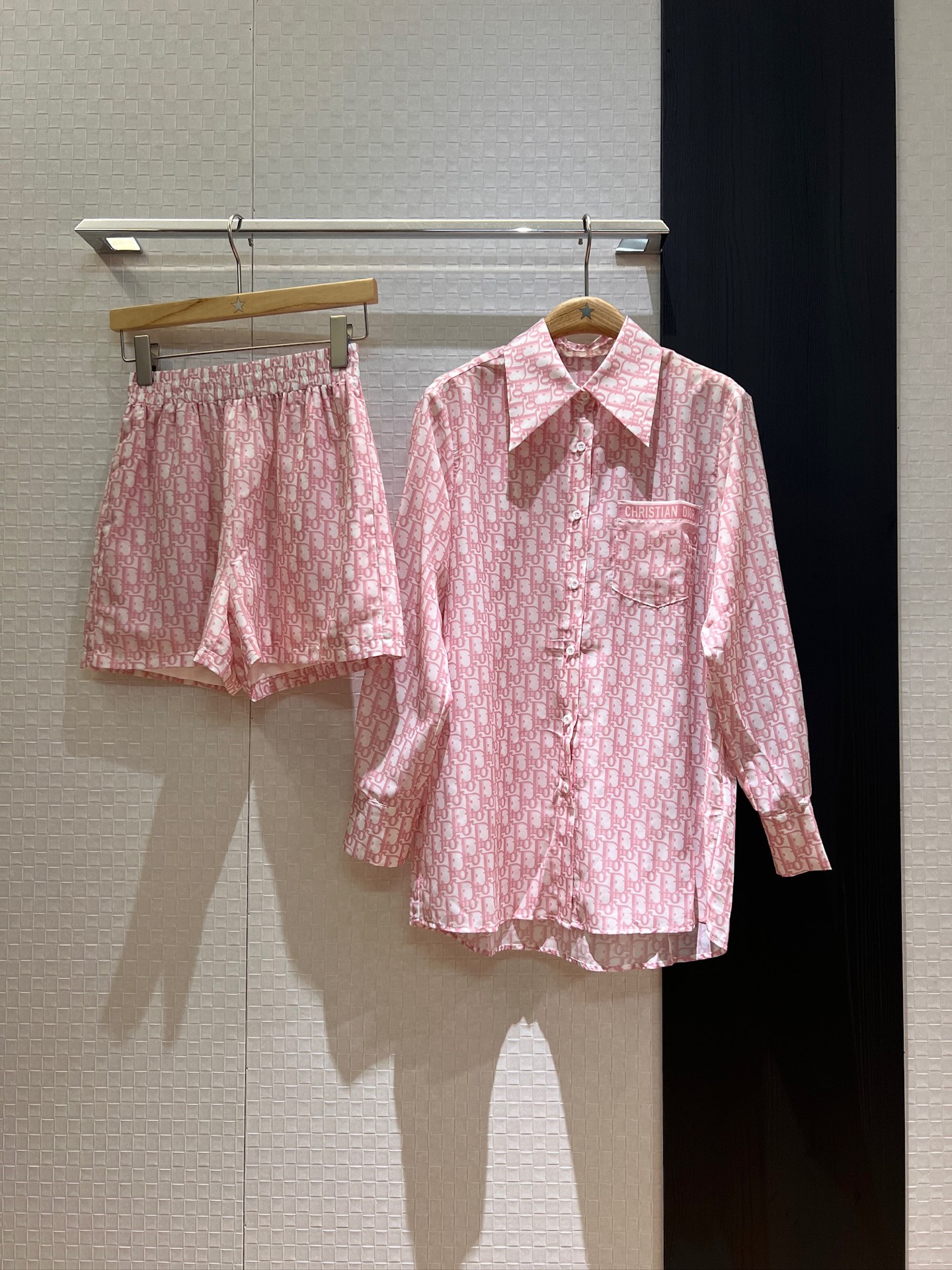 NO:413091,New logo old-fashioned suit Positioned printed pockets Long-sleeved shirt elastic waist shorts Casual sports Fashionable and versatile blue pink SML, shorts, alexander wang19860909新款logo老花套装 定位印花口袋 长袖衬衣松紧腰短裤 休闲运动 时尚百搭蓝色粉色 SML,,shorts,alexander wang,Women's clothing