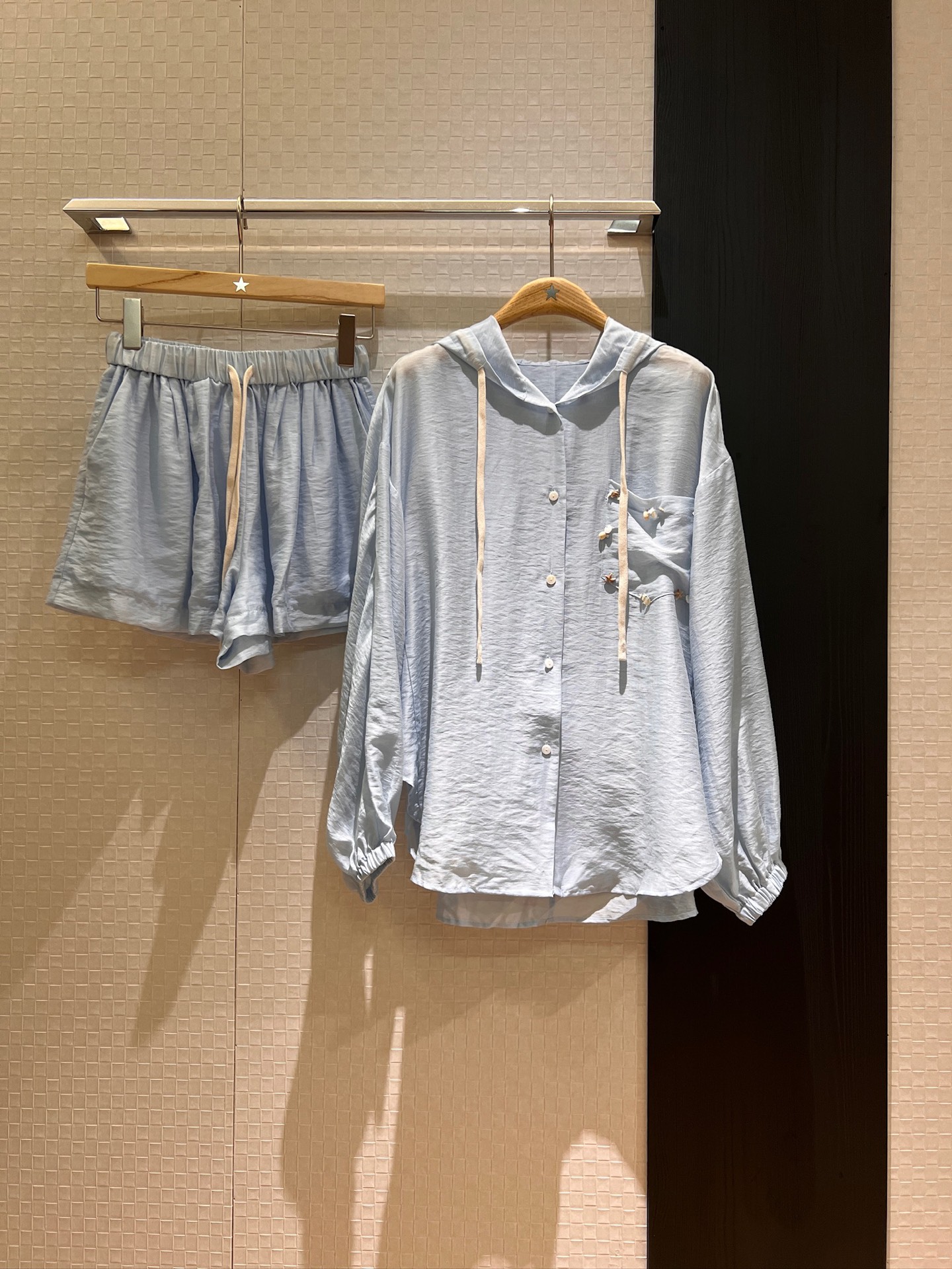 NO:413090,New hooded shirt casual sun protection suit Laiser fabric elastic waist sports double shorts chest pocket starfish conch bead decoration must be used for age reduction blue pink yellow and white S-XL, shorts, hats, alexander wang19860909新款连帽衬衣休闲防晒套装莱赛尔面料 松紧腰运动双层短裤胸前口袋海星海螺钉珠装饰 减龄必备 蓝粉黄白 S-XL,,shorts,hats,alexander wang,Women's clothing