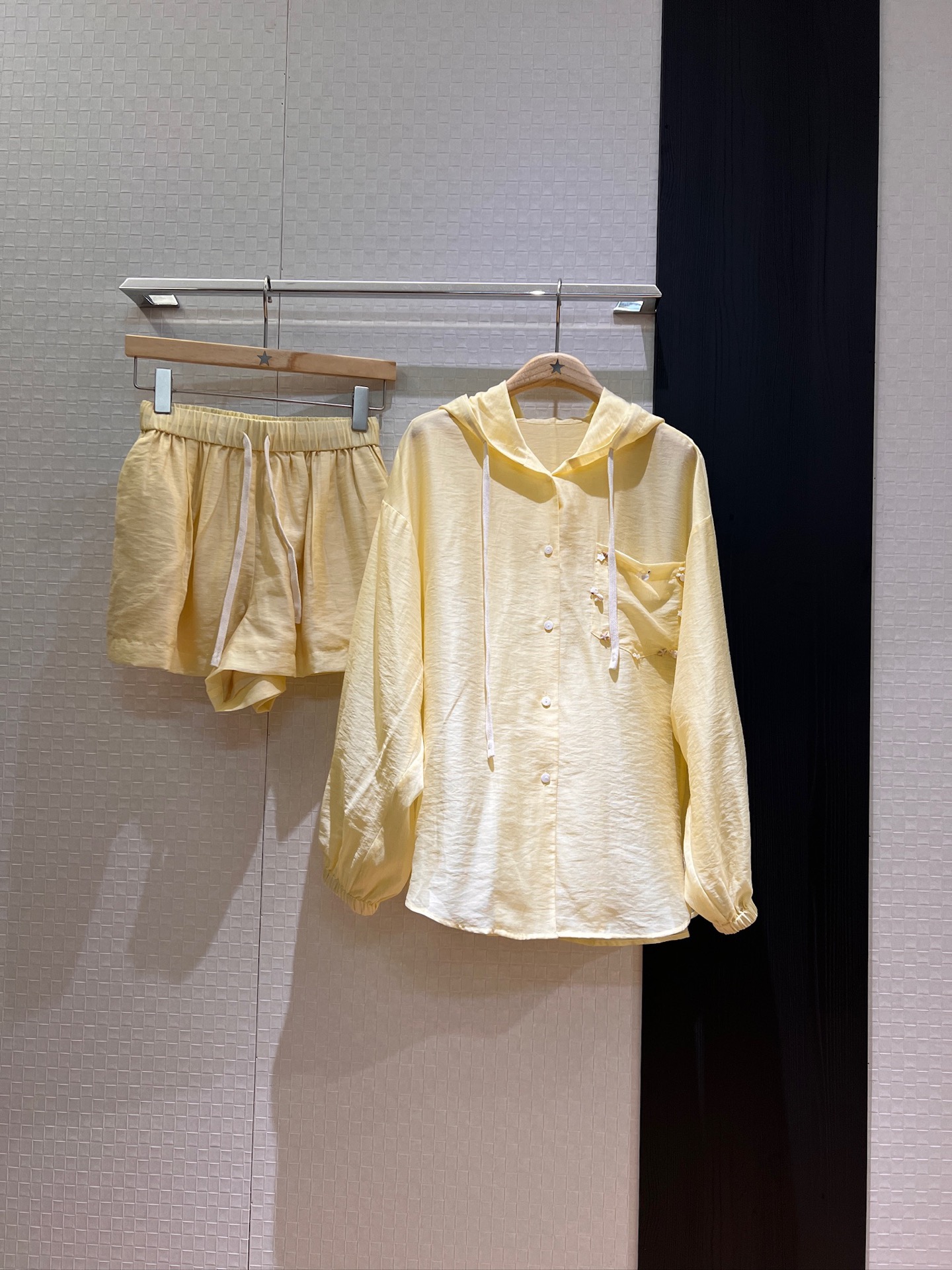 NO:413036,New hooded shirt casual sun protection suit Laiser fabric elastic waist sports double shorts chest pocket starfish conch bead decoration must be used for age reduction blue pink yellow and white S-XL, shorts, hats, alexander wang19860909新款连帽衬衣休闲防晒套装莱赛尔面料 松紧腰运动双层短裤胸前口袋海星海螺钉珠装饰 减龄必备 蓝粉黄白 S-XL,,shorts,hats,alexander wang,Women's clothing