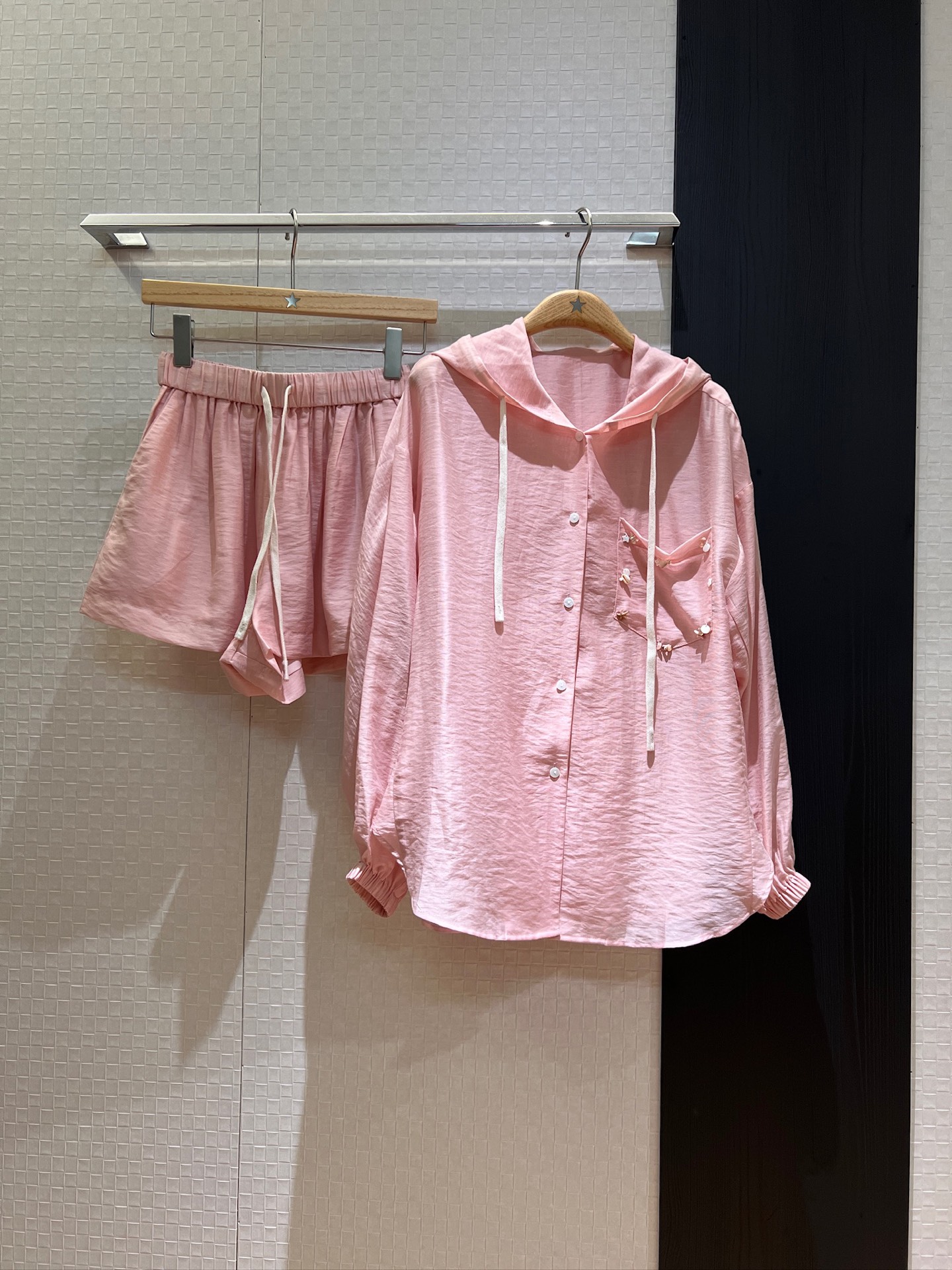 NO:413051,New hooded shirt casual sun protection suit Laiser fabric elastic waist sports double shorts chest pocket starfish conch bead decoration must be used for age reduction blue pink yellow and white S-XL, shorts, hats, alexander wang19860909新款连帽衬衣休闲防晒套装莱赛尔面料 松紧腰运动双层短裤胸前口袋海星海螺钉珠装饰 减龄必备 蓝粉黄白 S-XL,,shorts,hats,alexander wang,Women's clothing
