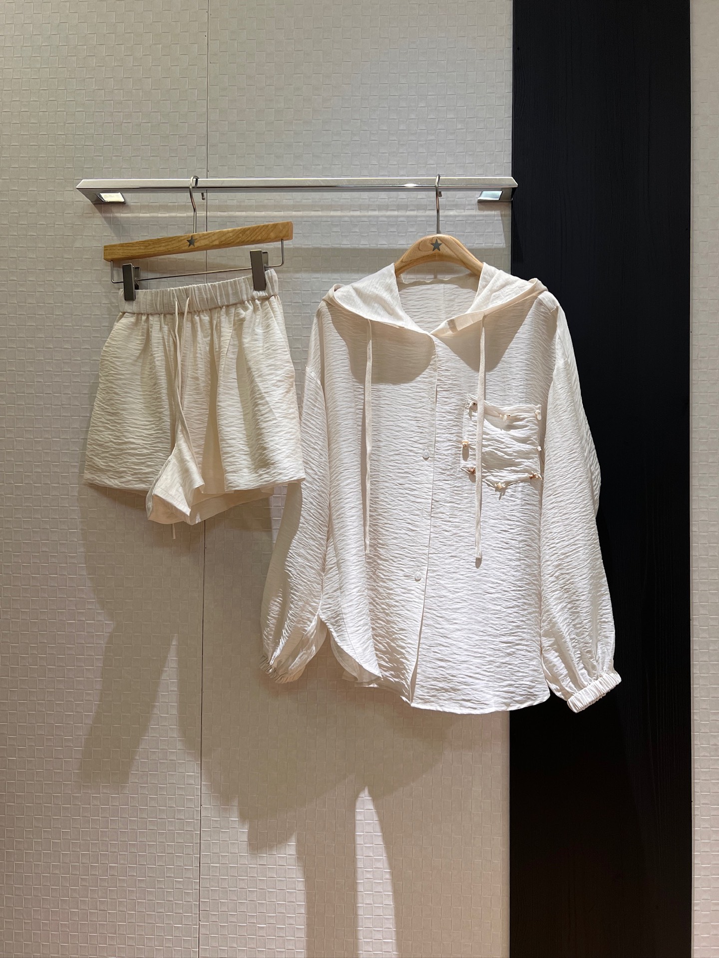 NO:413065,New hooded shirt casual sun protection suit Laiser fabric elastic waist sports double shorts chest pocket starfish conch bead decoration must be used for age reduction blue pink yellow and white S-XL, shorts, hats, alexander wang19860909新款连帽衬衣休闲防晒套装莱赛尔面料 松紧腰运动双层短裤胸前口袋海星海螺钉珠装饰 减龄必备 蓝粉黄白 S-XL,,shorts,hats,alexander wang,Women's clothing