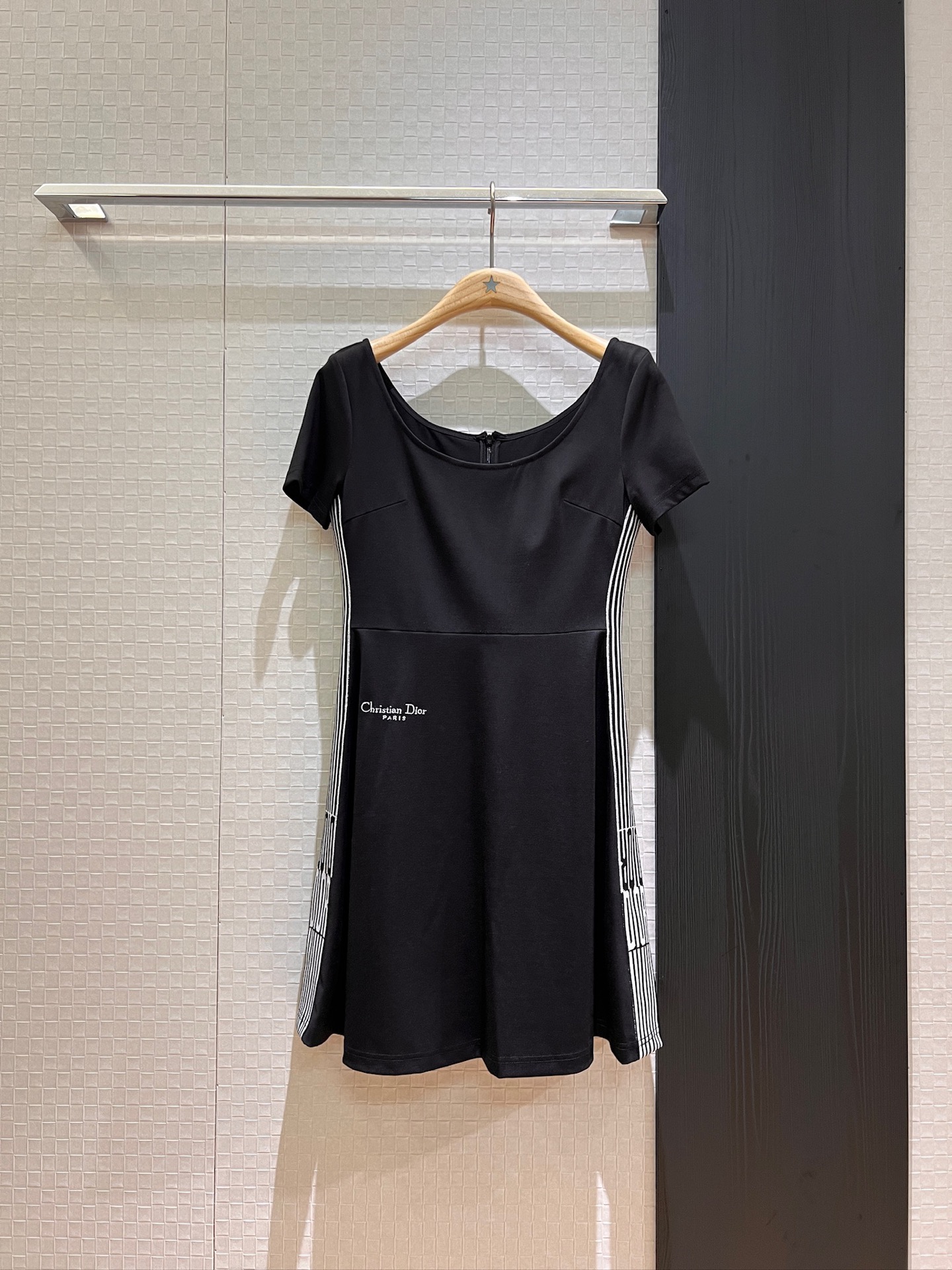 NO:413113,New side spliced ​​striped logo jacquard large round neck short-sleeved dress with embroidered logo letters at waist embroidered to make you look slim and simple and fashionable, temperament and age-reducing SML, skirts, T-shirt, alexander wang19860909新款侧边拼接条纹logo提花大圆领短袖连衣裙 腰部刺绣logo字母装饰修身显瘦 简单时尚 气质减龄 SML,,skirts,T-shirt,alexander wang,Women's clothing