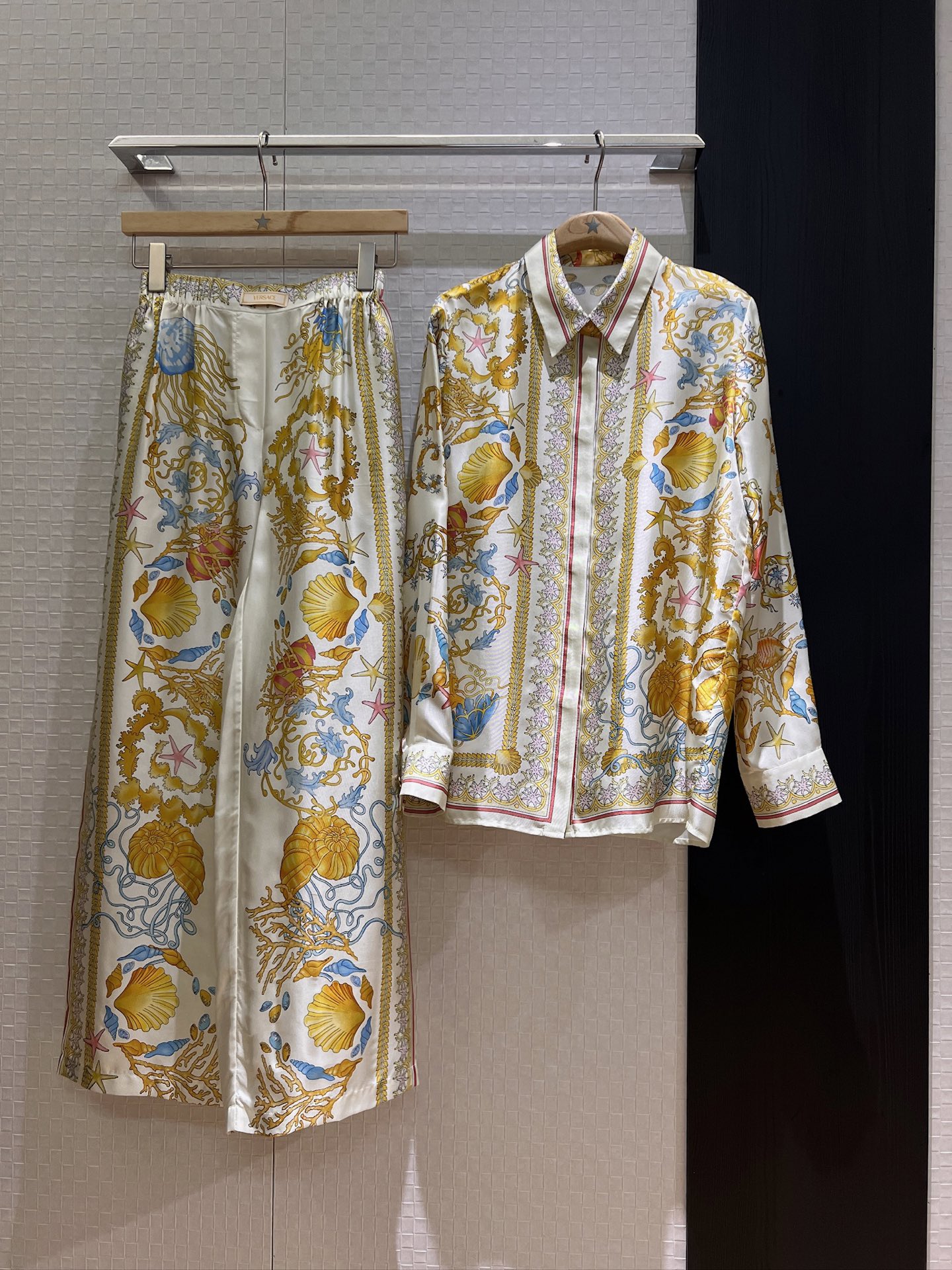 NO:413126,Shirt, pants, new style, starfish, shell positioning, silk twill shirt, positioning, silk wide-leg pants, elastic waist, pockets on both sides, Medusa buttons, logo label decoration, temperament and age-reducing, can be worn in one set or separately S-XL,, real silk, alexander wang19860909衬衣 裤子新款海星贝壳定位印花真丝斜纹衬衣定位花真丝阔腿裤松紧腰 两侧有口袋 美杜莎扣子 logo标签装饰 气质减龄 可一套或分开搭 S-XL,,real silk,alexander wang,Women's clothing