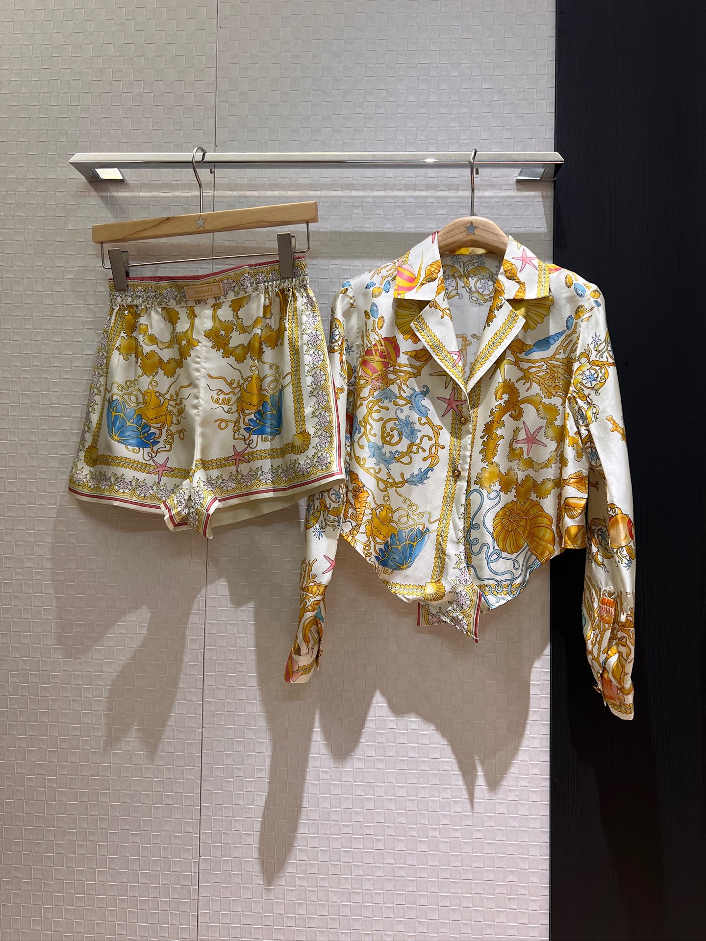 NO:413136,Shirt, pants, new style, starfish, shell positioning, silk twill shorts, positioning, silk shorts, elastic waist, pockets on both sides, irregular hem, knotable design, Medusa buttons, logo label decoration, temperament and age-reducing, can be worn in one set or separately S-XL,, shorts, real silk, alexander wang19860909衬衣 裤子新款海星贝壳定位印花真丝斜纹短款衬衣定位花真丝短裤松紧腰 两侧有口袋 衬衣不规则下摆 可打结设计 美杜莎扣子 logo标签装饰 气质减龄 可一套或分开搭 S-XL,,shorts,real silk,alexander wang,Women's clothing