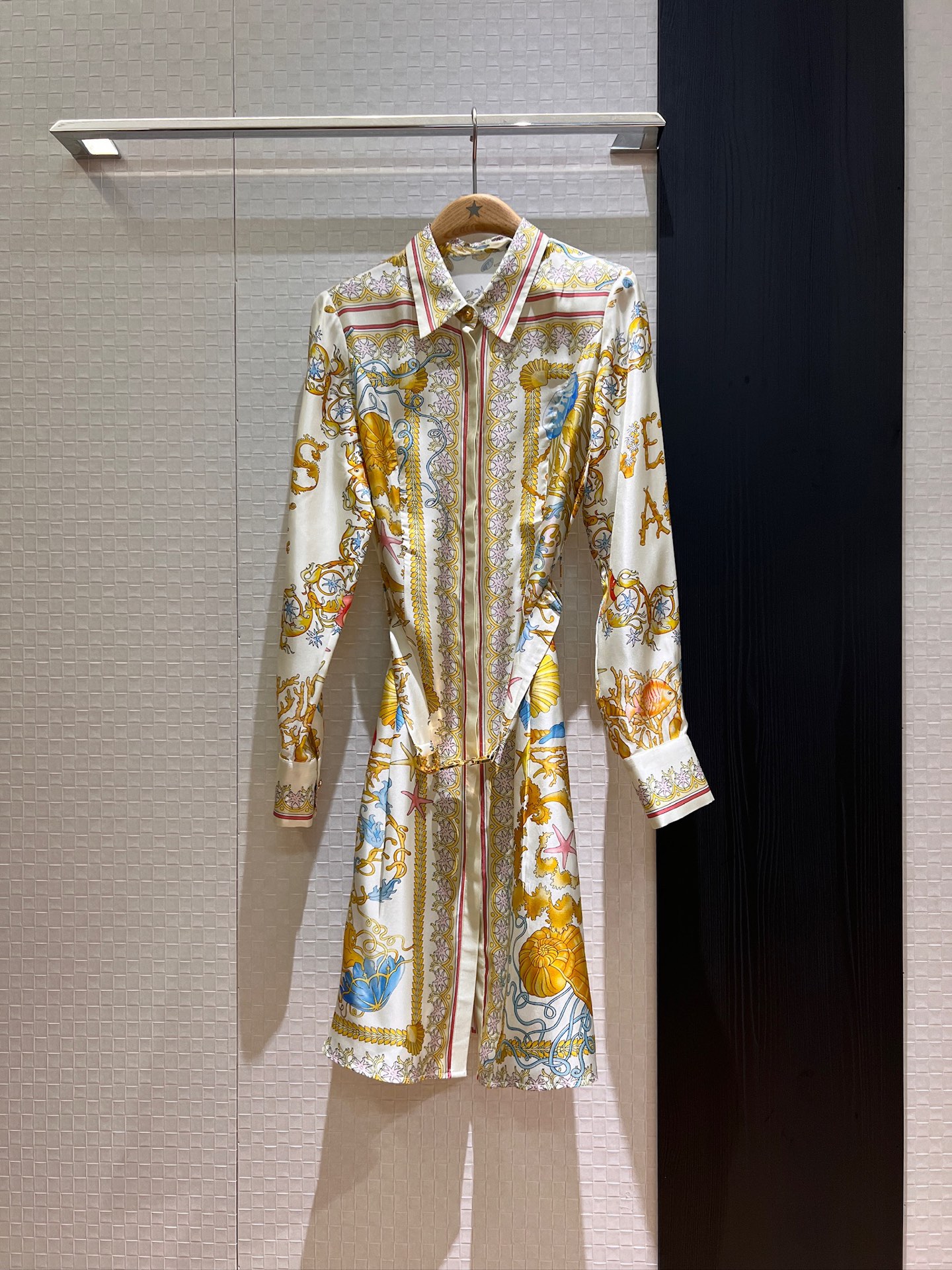 NO:413145,New Versace Starfish Shell Positioned Printed Silk Twill Silk Dress Heavy Silk Paired with Medusa Elastic Belt Simple and fashionable Decorated Slim and Slim and Slim and Sweet and Reduce Age-reducing Celebrity Temperament S-XL, versace, versace, skirts, real silk, alexander wang19860909新款Versace范思哲 海星贝壳定位印花真丝斜纹真丝连衣裙 重磅真丝 搭配美杜莎松紧腰带装饰简约时髦 修身显瘦甜美减龄 名媛气质 S-XL,,versace,versace,skirts,real silk,alexander wang,Women's clothing