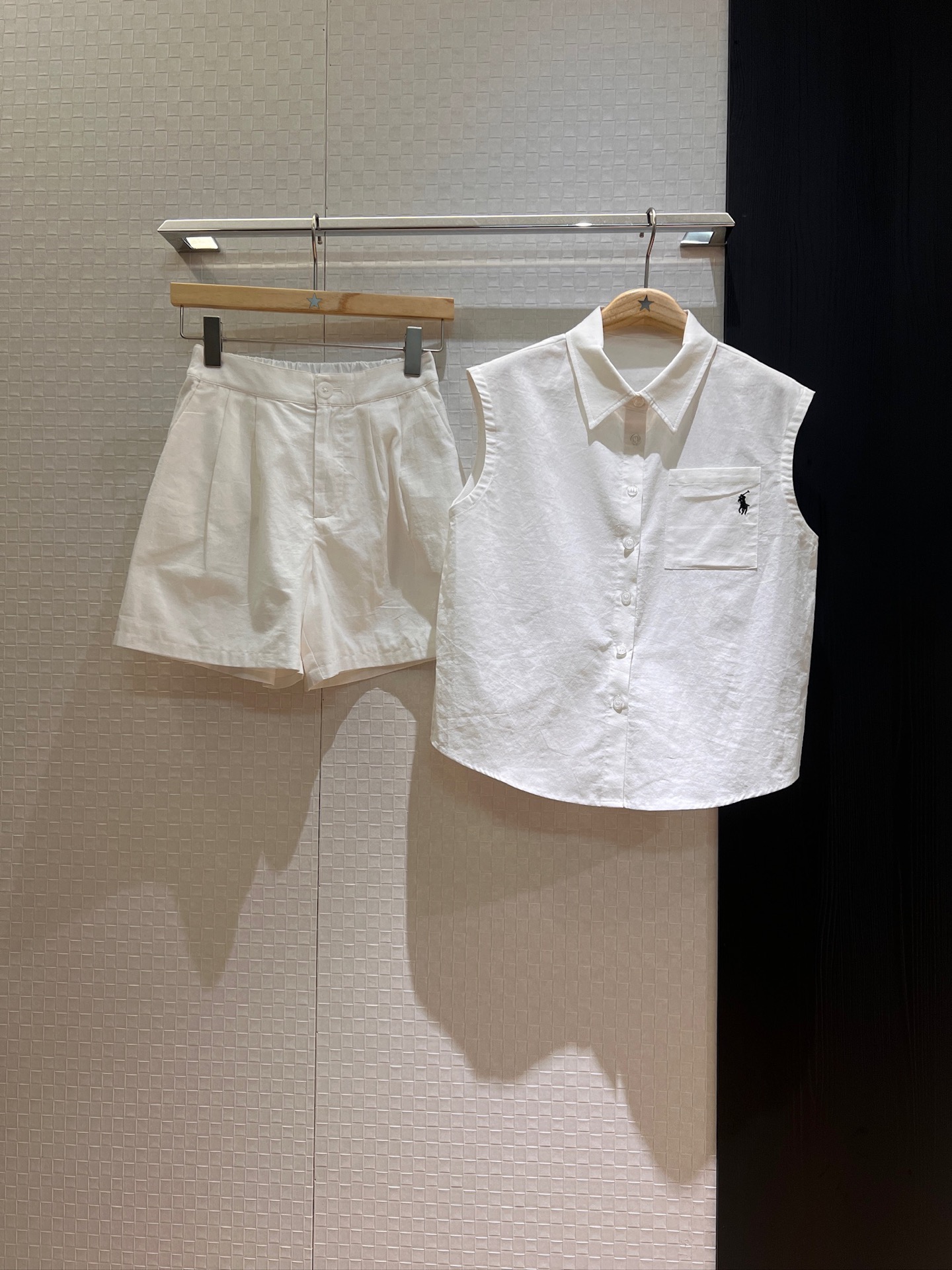 NO:413116,New embroidered pony logo cotton linen suit sleeveless lapel shirt semi-elastic waist casual shorts old money style handsome sweet and cool casual and comfortable commuting age-reducing white dark blue SML, shorts, alexander wang19860909新款刺绣小马logo棉麻套装 无袖翻领衬衣半松紧腰休闲短裤 老钱风 帅气甜酷 休闲舒适 通勤减龄 白色深蓝 SML,,shorts,alexander wang,Women's clothing
