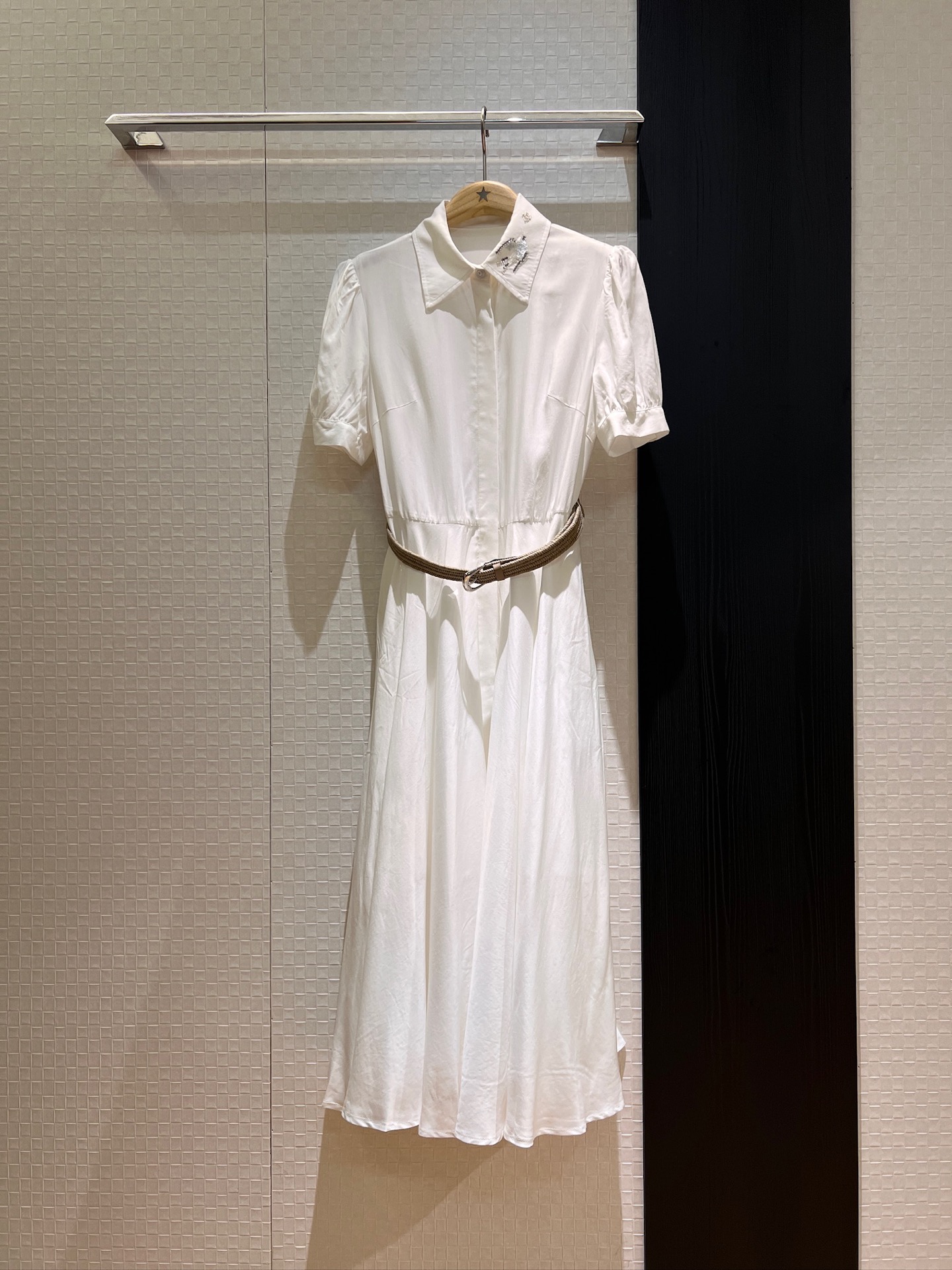 NO:413128,New neckline embroidered bead sequins double C flying swallow puff sleeve dress with long skirt and big hem. Simple temperament delivery belt decoration. Pockets on both sides. Age-reducing versatile SML, skirts, alexander wang19860909新款领口刺绣钉珠亮片双C飞燕泡泡袖连衣裙 长裙排扣大裙摆 简约气质配送腰带装饰 两侧口袋 减龄百搭 SML,,skirts,alexander wang,Women's clothing