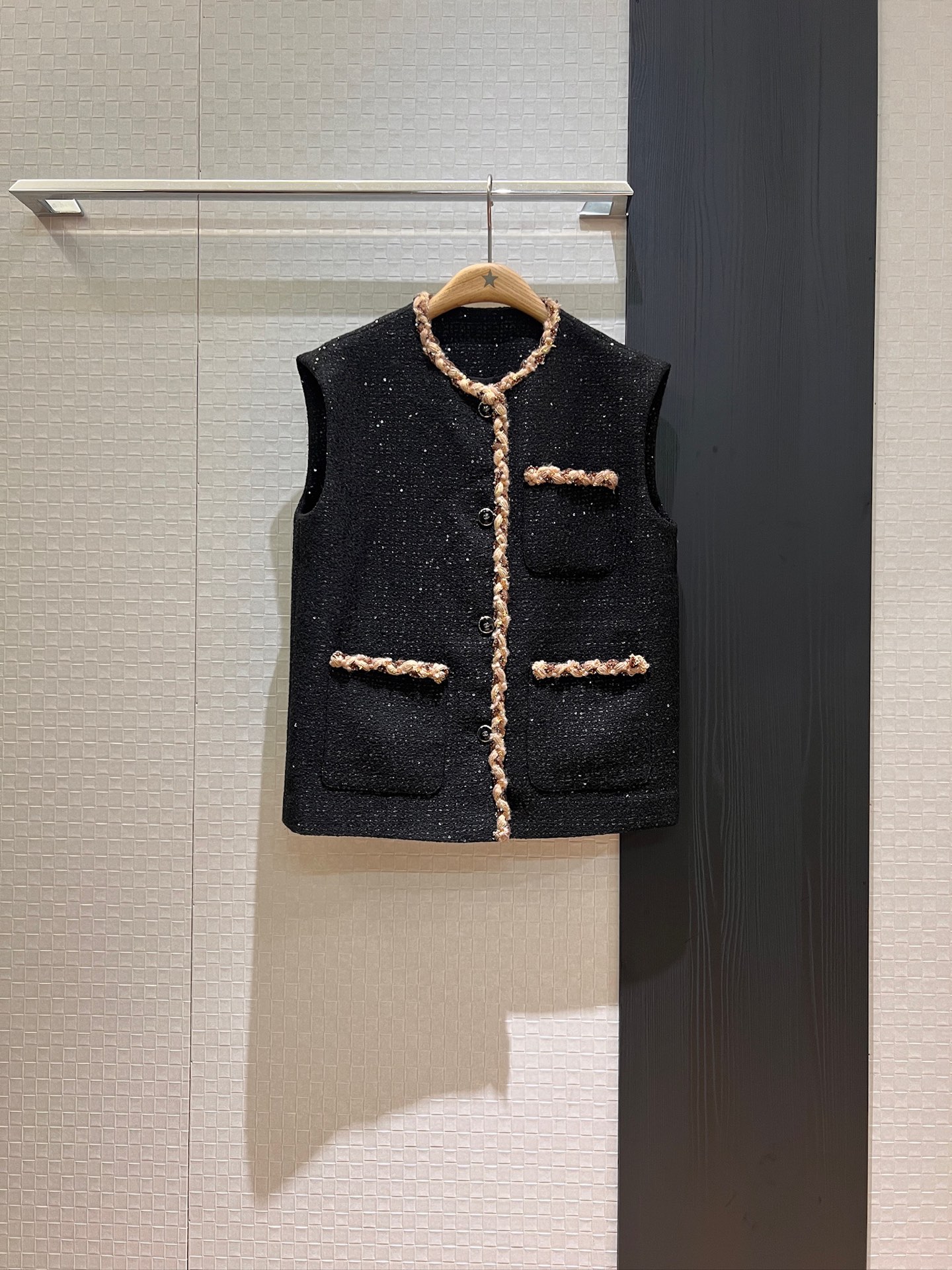 NO:413138,New double C-button tweed sleeveless vest jacket sequin braided edges Three-pocket decoration celebrity temperament loose and slim and not picky black and white SML, jackets & coats,alexander wang19860909新款双c扣粗花呢无袖马甲外套亮片编织边 三口袋装饰 名媛气质 宽松显瘦不挑人 黑色白色 SML,,jackets & coats,alexander wang,Women's clothing