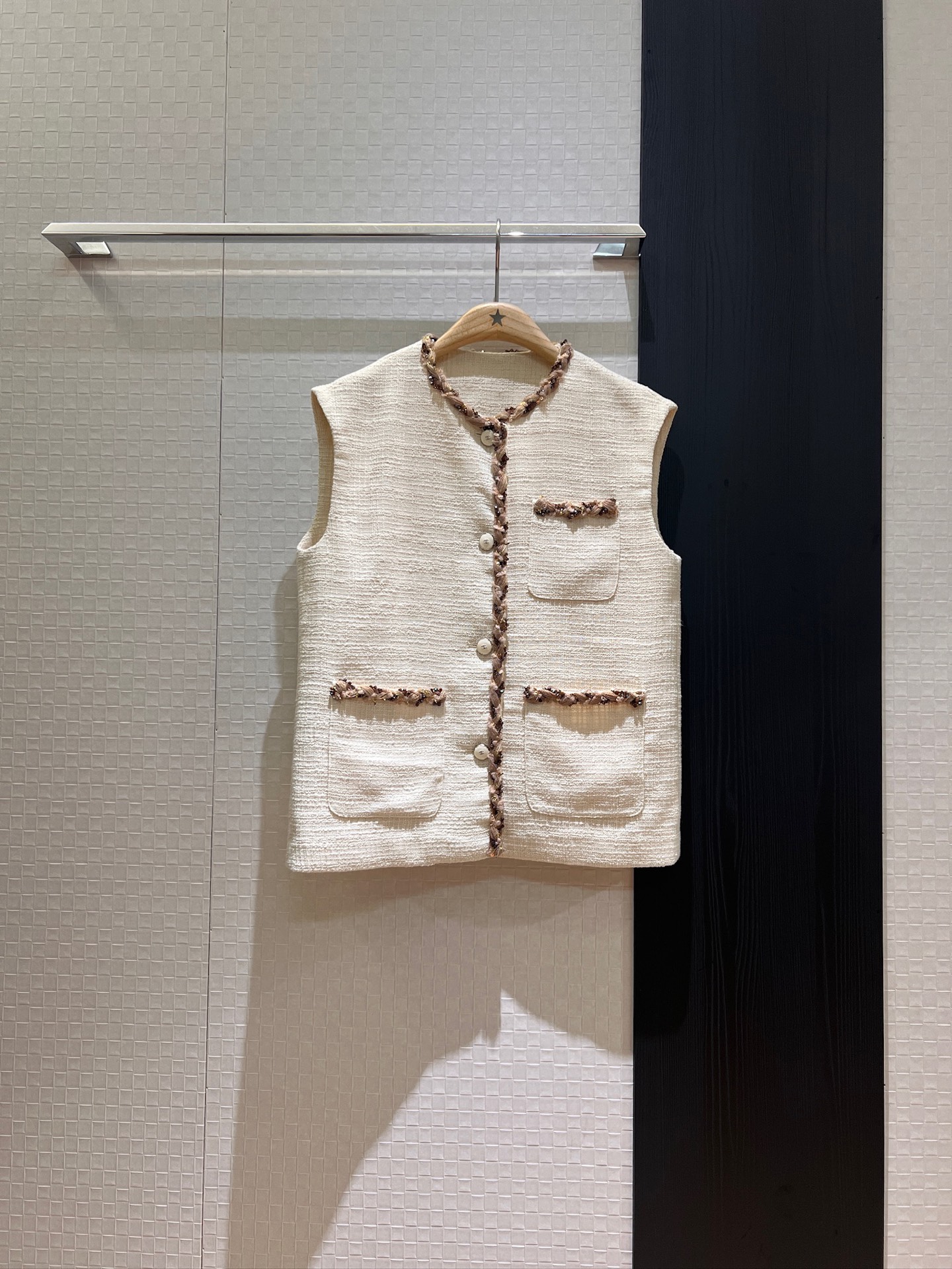 NO:413148,New double C-button tweed sleeveless vest jacket sequin braided edges Three-pocket decoration celebrity temperament loose and slim and not picky black and white SML, jackets & coats,alexander wang19860909新款双c扣粗花呢无袖马甲外套亮片编织边 三口袋装饰 名媛气质 宽松显瘦不挑人 黑色白色 SML,,jackets & coats,alexander wang,Women's clothing