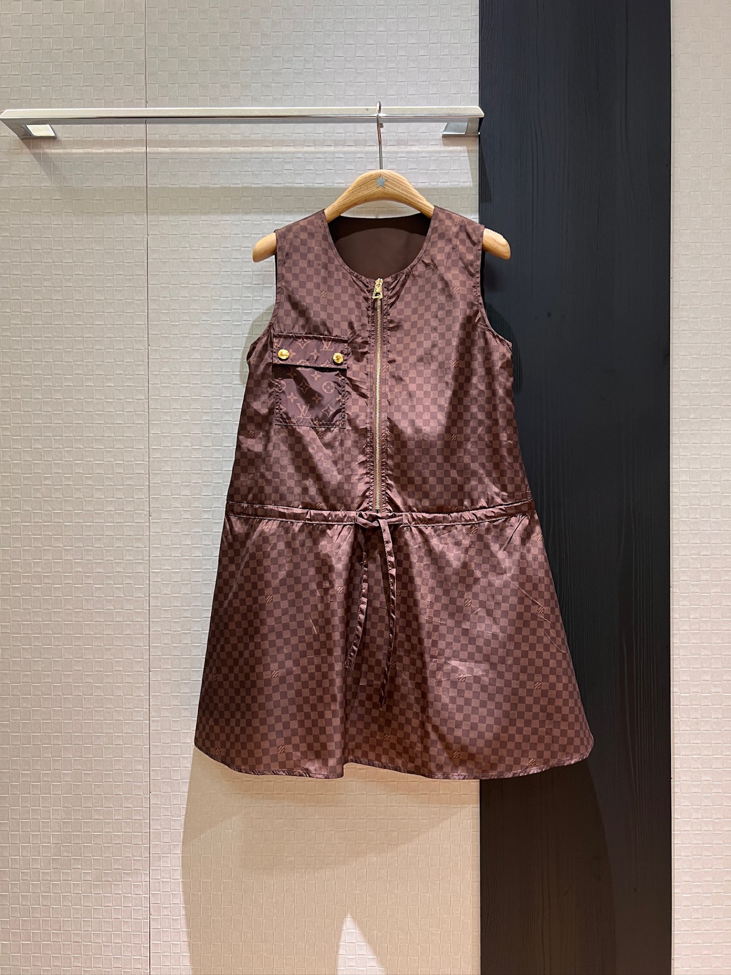 NO:414239,New checkerboard printed splicing old-fashioned pocket decoration Sleeveless vest dress drawstring lace waist design A-line hardware mold opening sweet cool age-reducing SML, skirts, alexander wang19860909新款棋盘格印花拼接老花口袋装饰 无袖背心连衣裙抽绳系带收腰设计 A字版型五金开模 甜酷减龄 SML,,skirts,alexander wang,Women's clothing