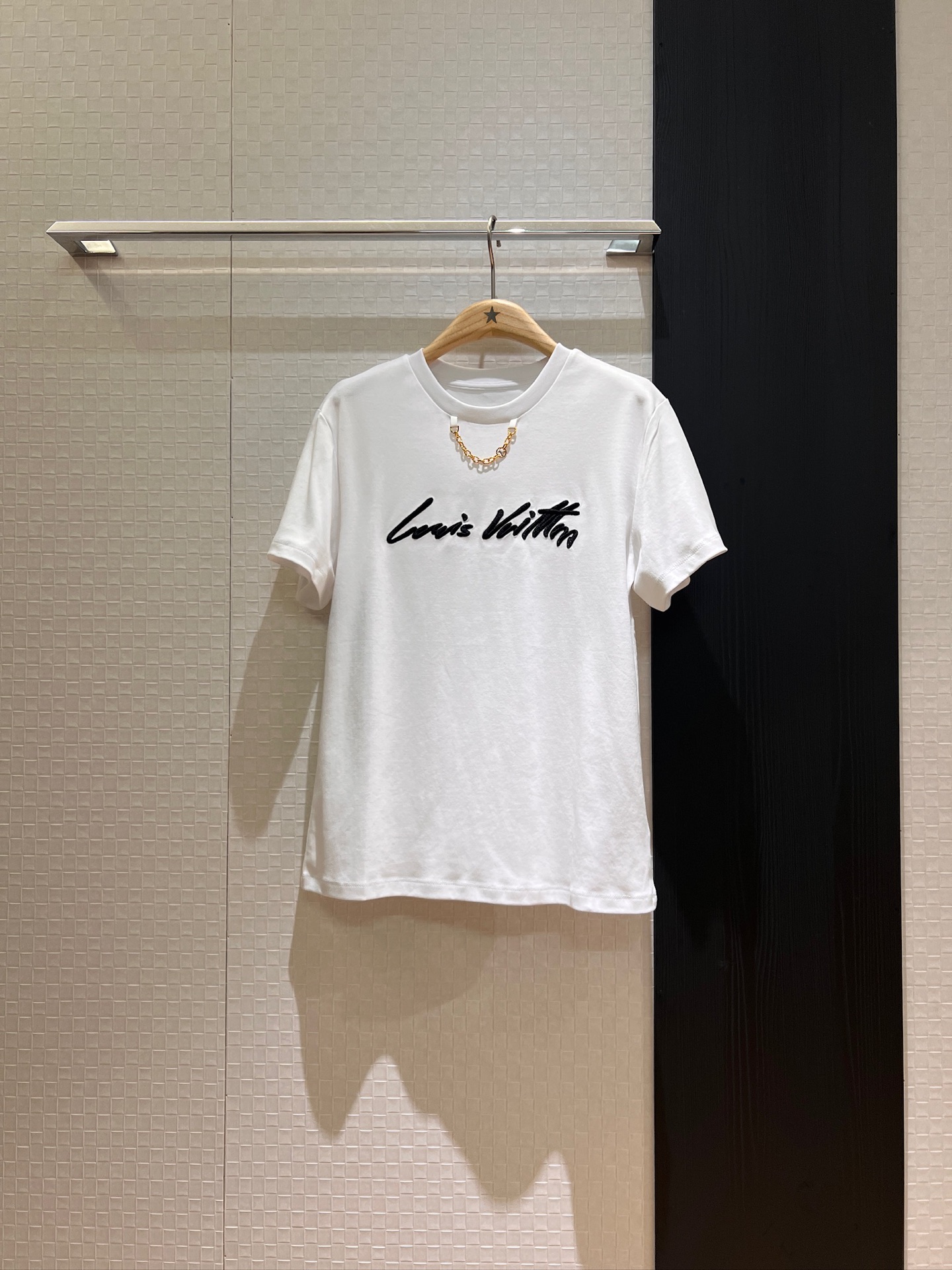 NO:414256,New chain decoration, three-dimensional embroidered logo letter T-shirt on the chest, simple and age-reducing casual and versatile, black and red SML, tees, t-shirt, alexander wang19860909新款链条装饰 胸前立体刺绣logo字母T恤 简单减龄休闲百搭 黑色红色 SML,,tees，t-shirt,alexander wang,Women's clothing