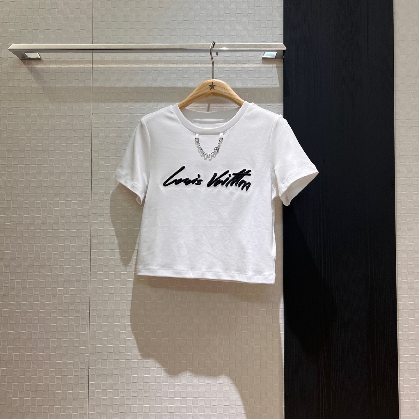 NO:414287,New chain decoration, three-dimensional embroidered logo letter short T-shirt on the chest, simple and age-reducing casual and versatile, black and red SML, tees, t-shirt, alexander wang19860909新款链条装饰 胸前立体刺绣logo字母短款T恤 简单减龄休闲百搭 黑色红色 SML,,tees，t-shirt,alexander wang,Women's clothing