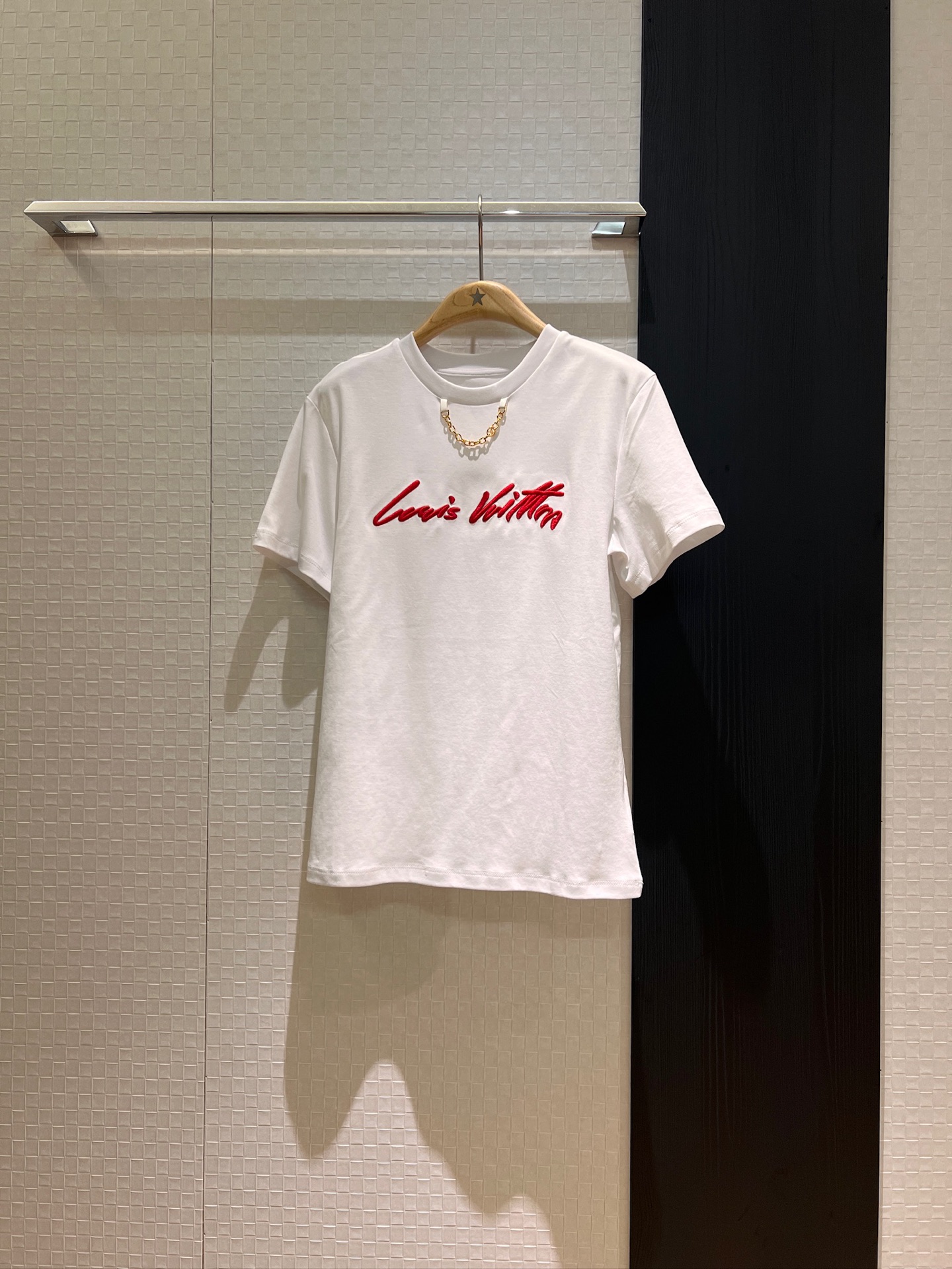 NO:414272,New chain decoration, three-dimensional embroidered logo letter T-shirt on the chest, simple and age-reducing casual and versatile, black and red SML, tees, t-shirt, alexander wang19860909新款链条装饰 胸前立体刺绣logo字母T恤 简单减龄休闲百搭 黑色红色 SML,,tees，t-shirt,alexander wang,Women's clothing