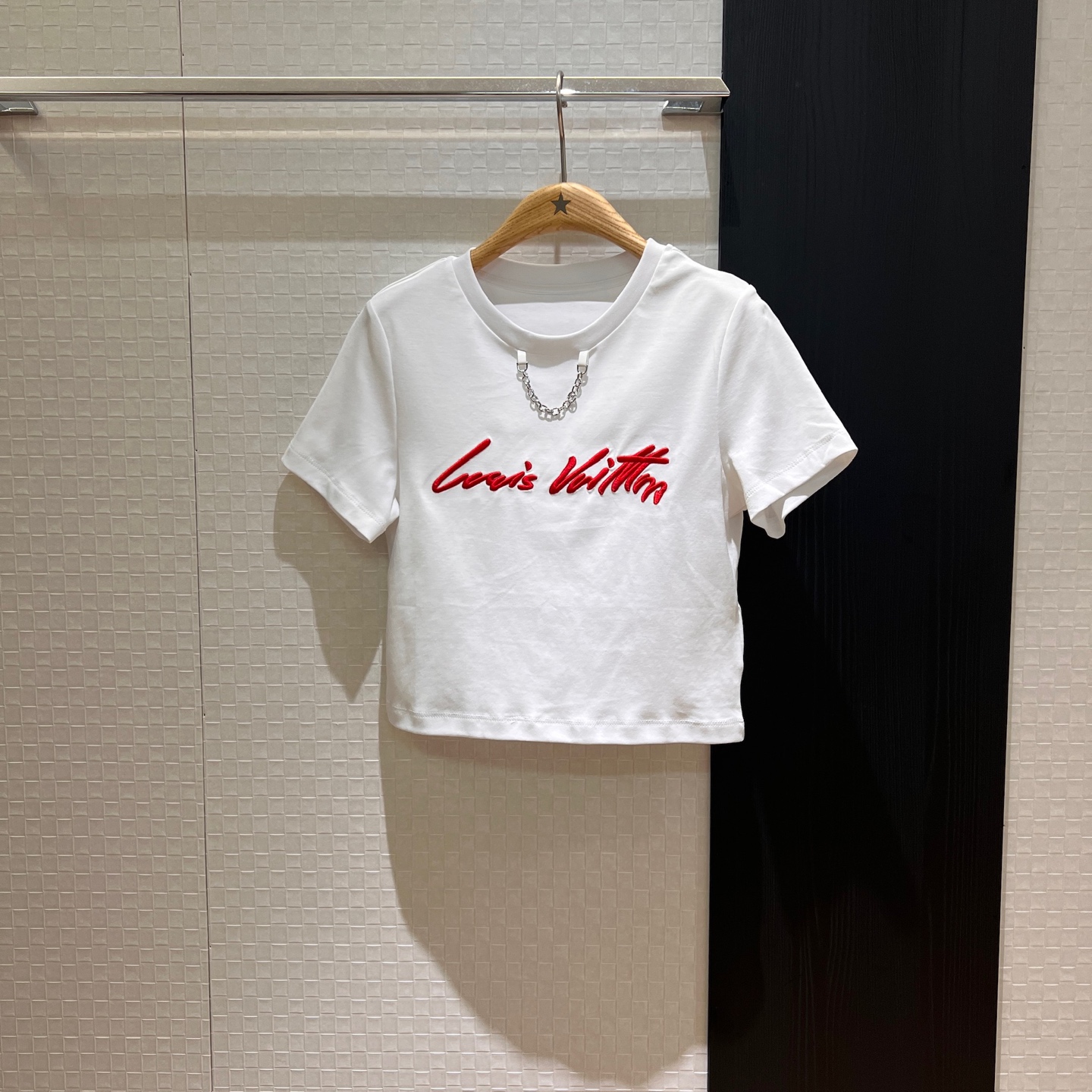 NO:414305,New chain decoration, three-dimensional embroidered logo letter short T-shirt on the chest, simple and age-reducing casual and versatile, black and red SML, tees, t-shirt, alexander wang19860909新款链条装饰 胸前立体刺绣logo字母短款T恤 简单减龄休闲百搭 黑色红色 SML,,tees，t-shirt,alexander wang,Women's clothing