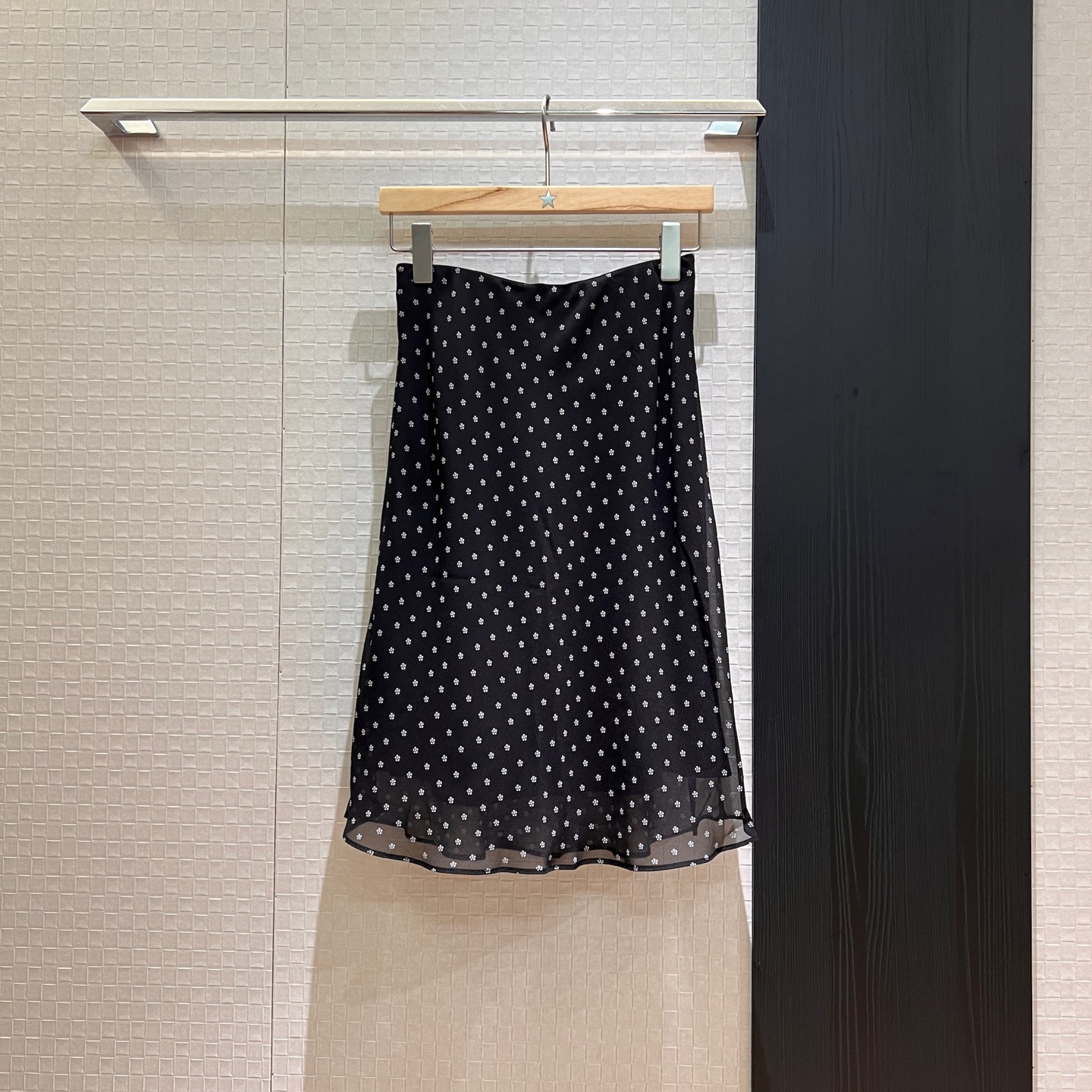 NO:414265,New retro floral polka dot printed skirt elastic waist medium short style, elegant and classic Hong Kong style, age-reducing versatile red and black S-XL, skirts, alexander wang19860909新款复古碎花波点印花半裙松紧腰中短款 裙摆飘逸经典港风 减龄百搭 红色黑色 S-XL,,skirts,alexander wang,Women's clothing