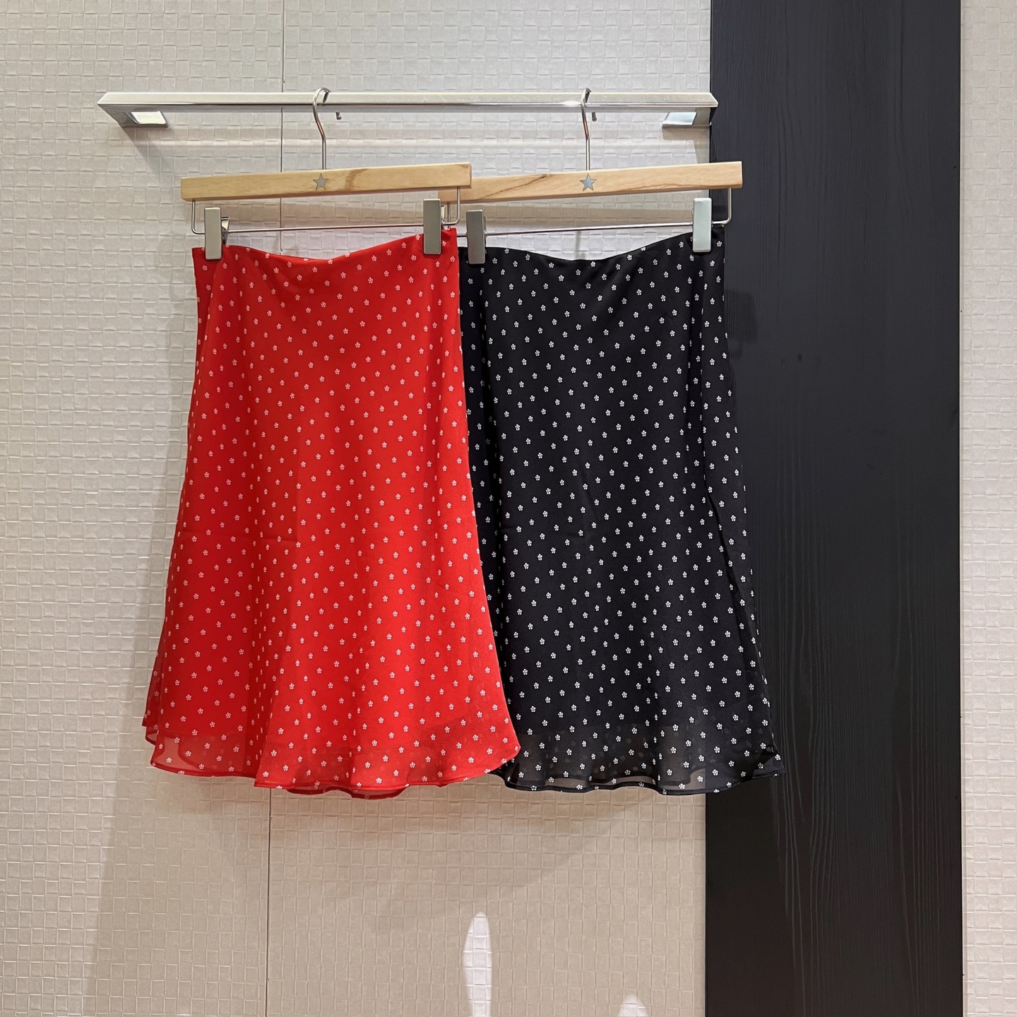 NO:414281,New retro floral polka dot printed skirt elastic waist medium short style, elegant and classic Hong Kong style, age-reducing versatile red and black S-XL, skirts, alexander wang19860909新款复古碎花波点印花半裙松紧腰中短款 裙摆飘逸经典港风 减龄百搭 红色黑色 S-XL,,skirts,alexander wang,Women's clothing