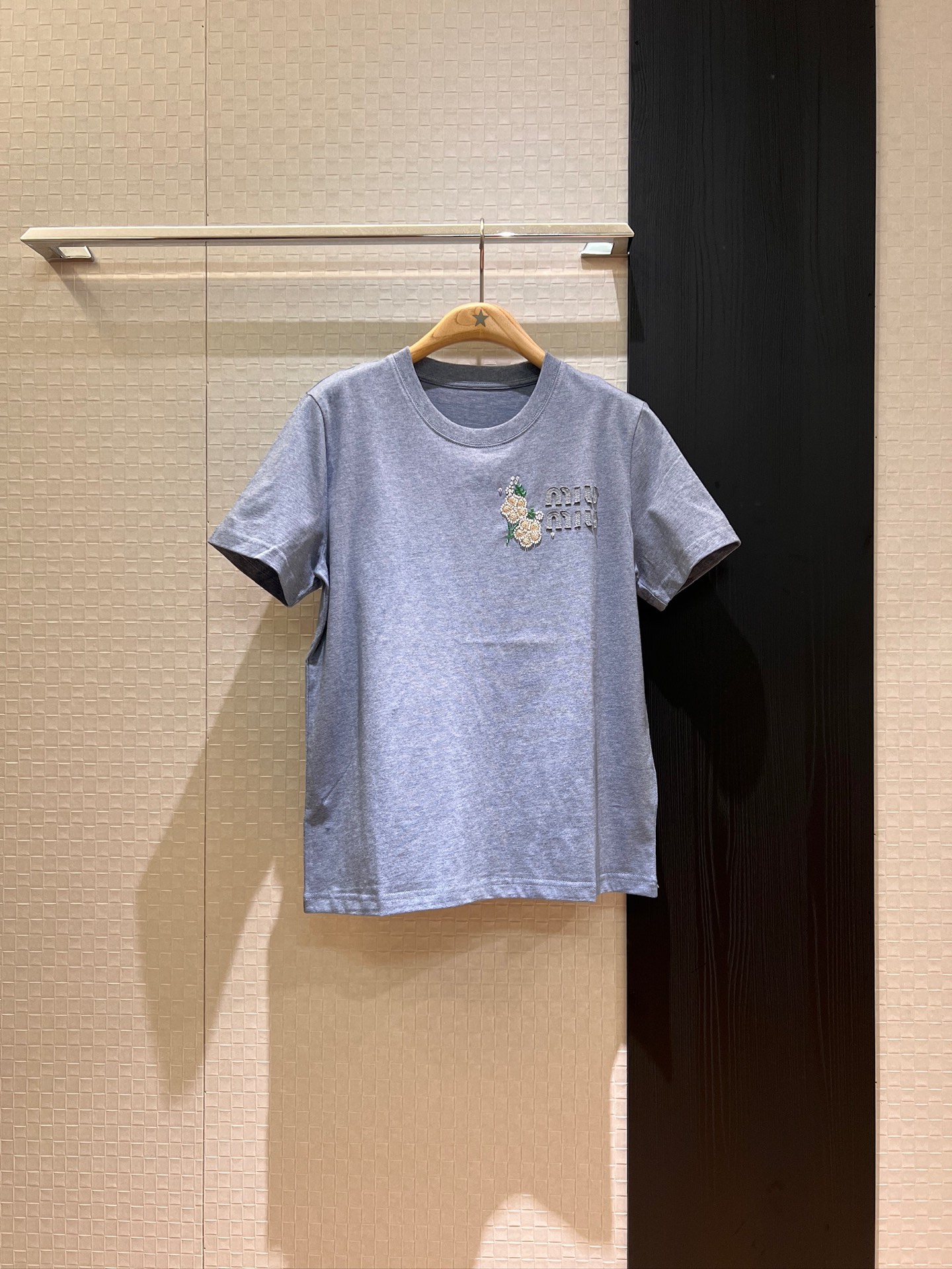 NO:414242,New handmade bead tube sequin flower min letter T-shirt patch embroidery logo Heavy industry simple age-reducing essential blue gray SML, tees, t-shirt, alexander wang19860909新款手工珠管亮片花朵min字母T恤贴布刺绣logo 重工简单减龄必备蓝色灰色 SML,,tees，t-shirt,alexander wang,Women's clothing