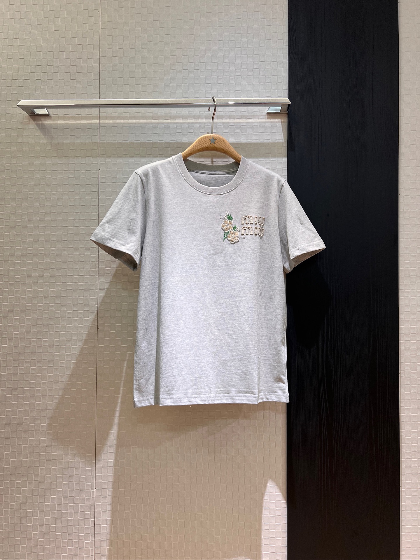 NO:414257,New handmade bead tube sequin flower min letter T-shirt patch embroidery logo Heavy industry simple age-reducing essential blue gray SML, tees, t-shirt, alexander wang19860909新款手工珠管亮片花朵min字母T恤贴布刺绣logo 重工简单减龄必备蓝色灰色 SML,,tees，t-shirt,alexander wang,Women's clothing