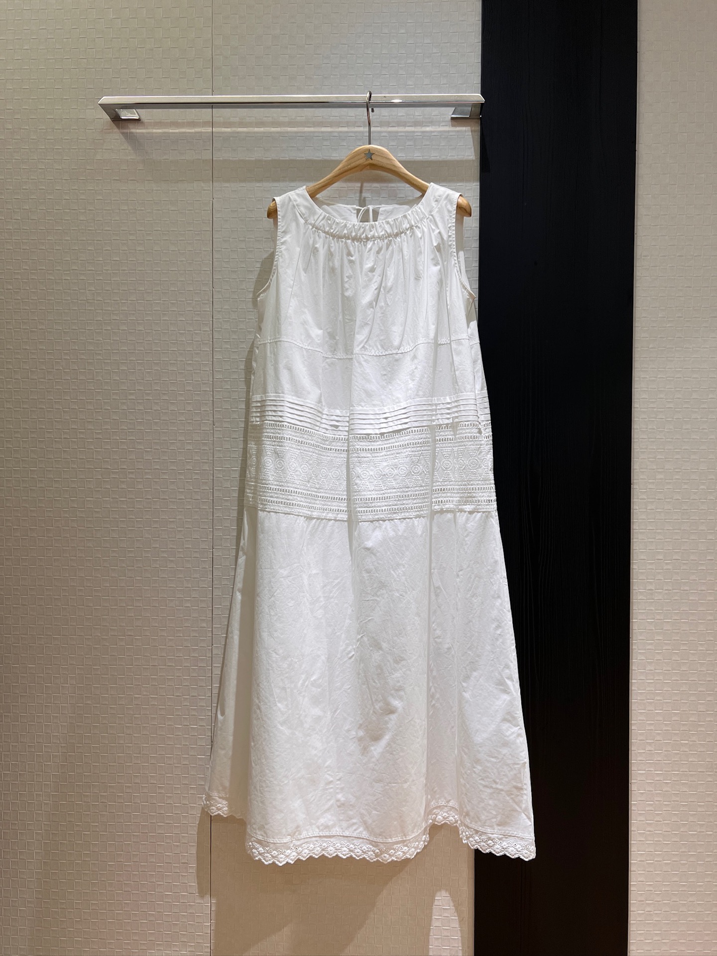 NO:414313,New vacation style hollow embroidered lace spliced ​​sleeveless vest dress A-line long skirt Pockets on both sides Lace skirt lace-up decorative design behind the hem Lazy age-reducing SML, skirts, alexander wang19860909新款度假风 镂空绣花蕾丝拼接无袖背心连衣裙A字长裙 两侧口袋 花边裙摆背后系带装饰设计 慵懒减龄 SML,,skirts,alexander wang,Women's clothing