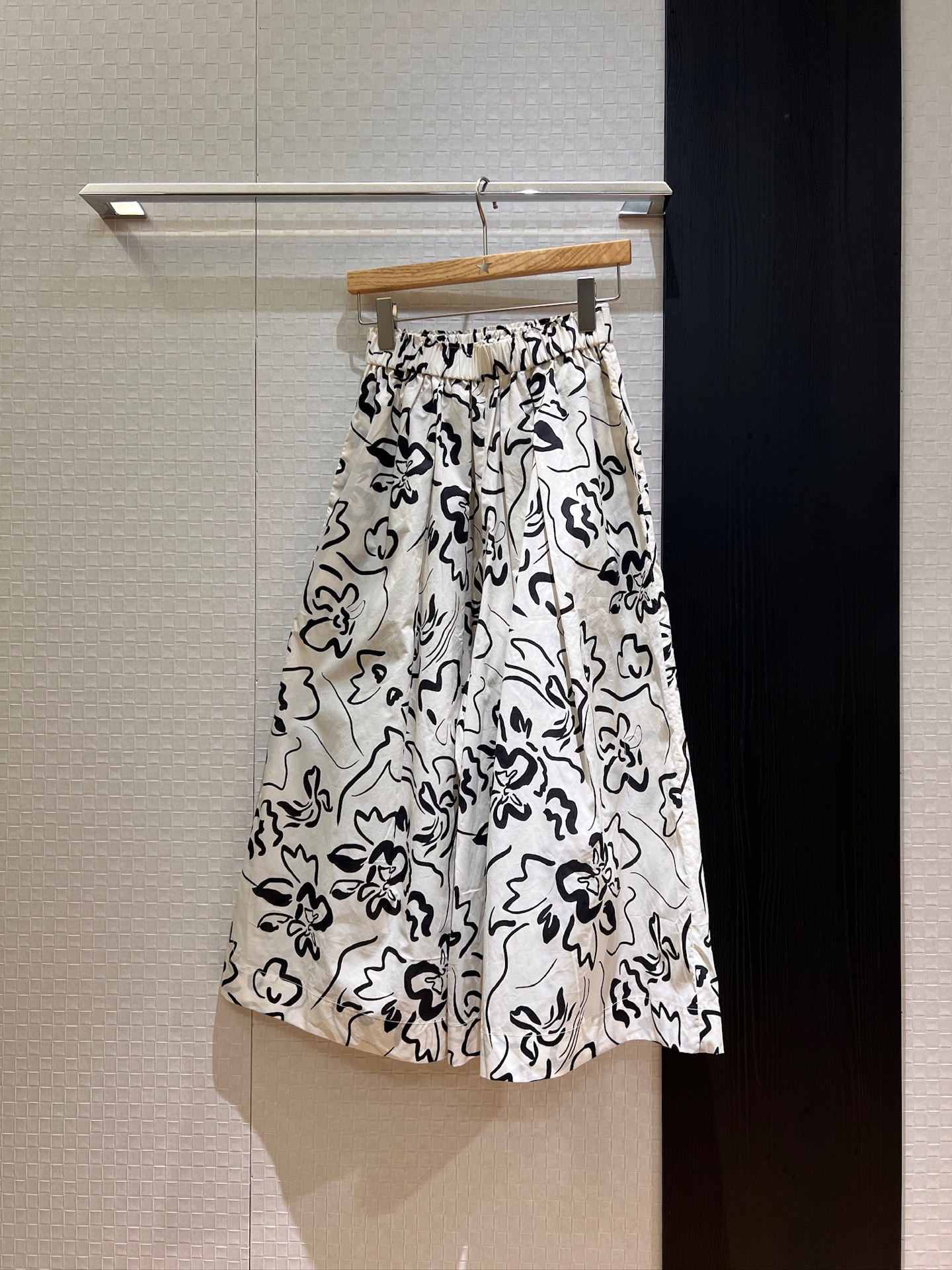 NO:414252,New ink and flower print elastic waist wide-leg pants, cropped trousers, skirts, both sides of pockets, A-line wide-leg vacation lazy, age-reducing versatile SML, skirts, alexander wang19860909新款水墨花卉印花松紧腰阔腿裤 八分裤裙两侧口袋 A字阔腿度假慵懒 减龄百搭 SML,,skirts,alexander wang,Women's clothing