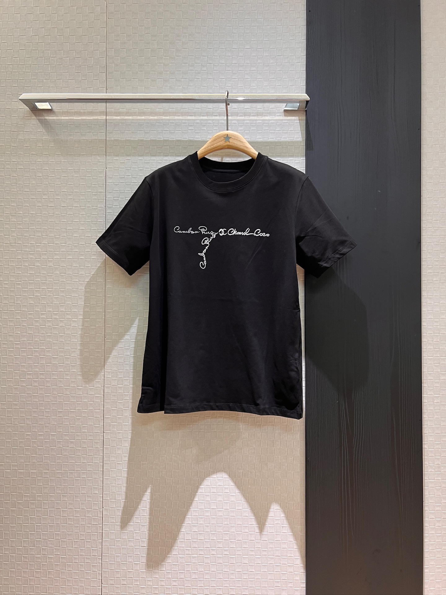 NO:414268,New contrasting color flocking letter printed T-shirt minimalist casual and fashionable black and white SML, tees, t-shirt, alexander wang19860909新款撞色植绒字母印花T恤 极简休闲时尚百搭 黑色白色 SML,,tees，t-shirt,alexander wang,Women's clothing