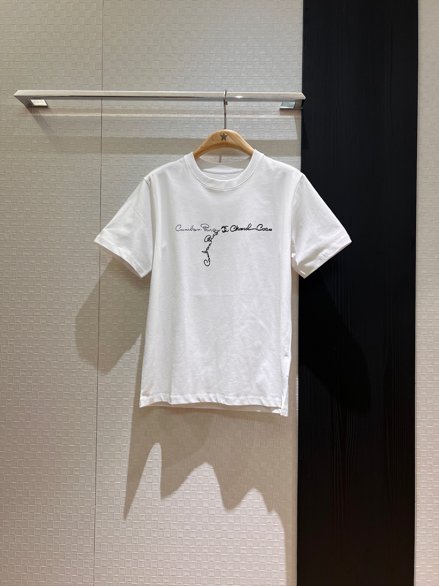 NO:414284,New contrasting color flocking letter printed T-shirt minimalist casual and fashionable black and white SML, tees, t-shirt, alexander wang19860909新款撞色植绒字母印花T恤 极简休闲时尚百搭 黑色白色 SML,,tees，t-shirt,alexander wang,Women's clothing