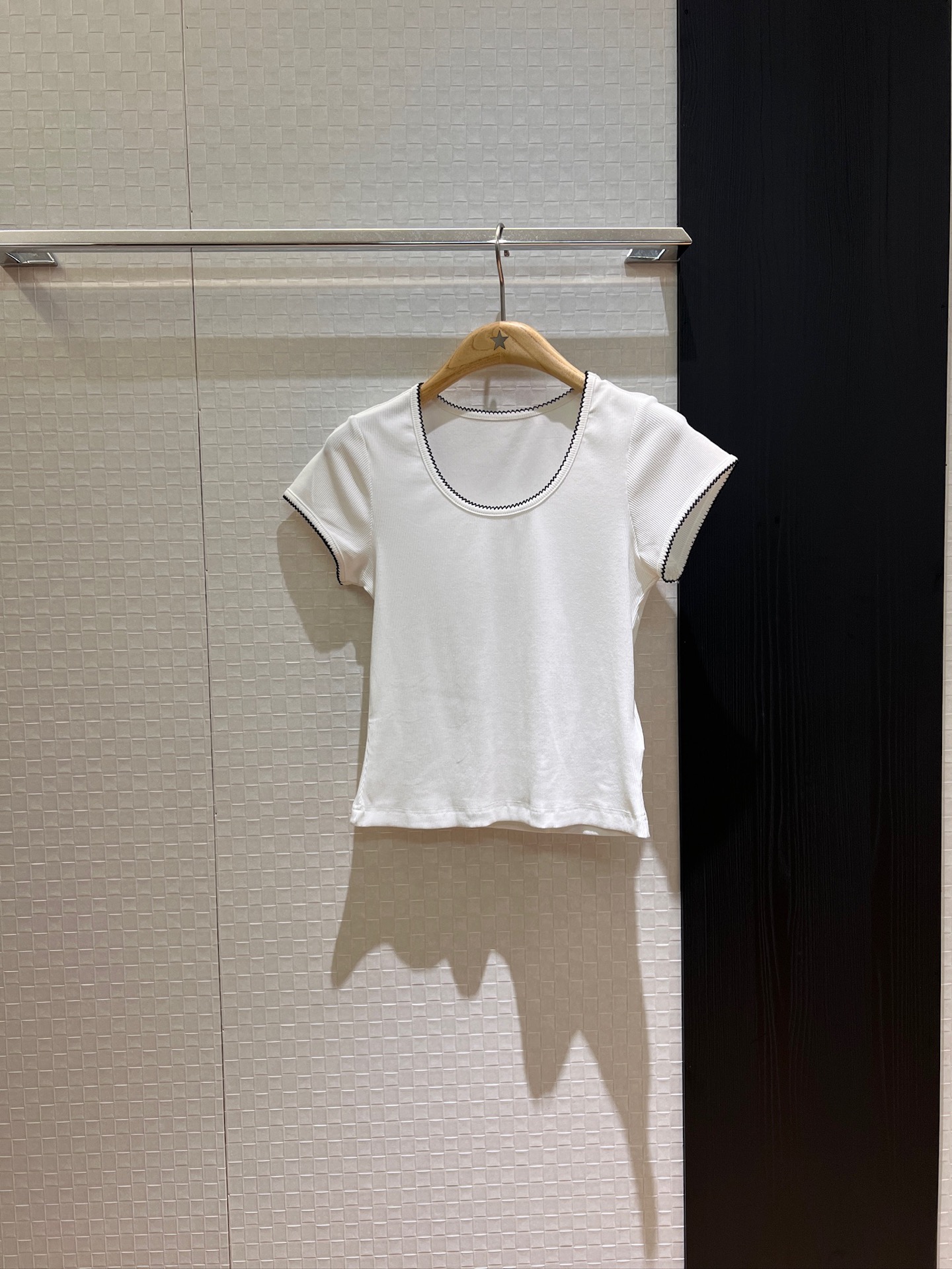 NO:414299,New contrasting lace pit strip T-shirt, slim short style, close-fitting, elastic, cute, age-reducing, black, yellow, white, SML, tees, t-shirt, alexander wang19860909新款撞色花边坑条小T恤 修身短款贴身有弹力 可爱减龄 黑色黄色白色 SML,,tees，t-shirt,alexander wang,Women's clothing