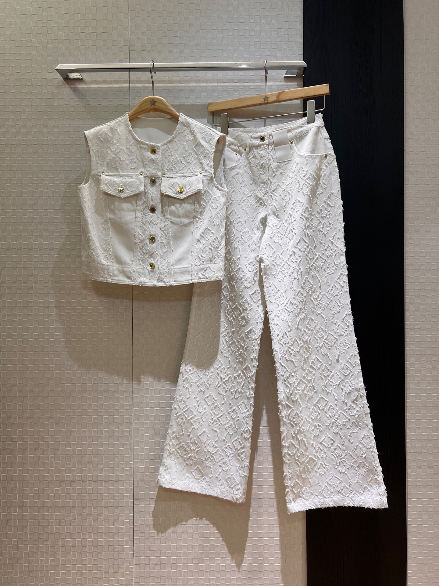 NO:414861,New leather brand decorative white rosted jacquard jeans, long-legged artifact hardware accessories mold opening, slim fit and slim can be worn with the same vest SML, jeans, alexander wang19860909新款拼皮牌装饰白色毛边提花牛仔裤 长腿神器五金配件开模 修身显瘦可搭同款马甲 SML,,jeans,alexander wang,Women's clothing