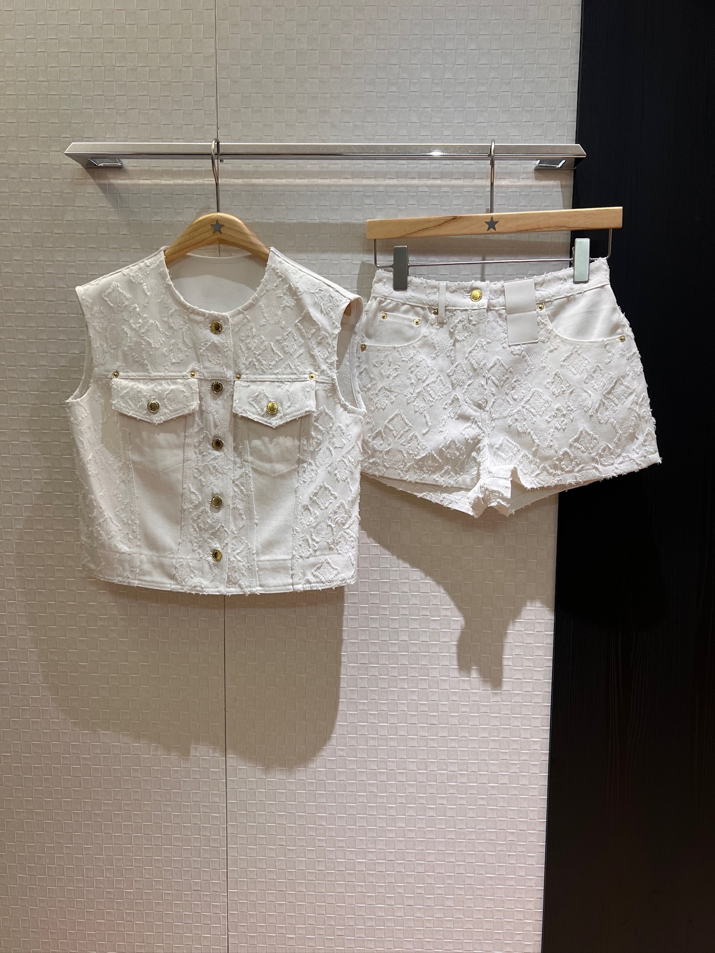 NO:414877,New leather brand decorative white breasted jacquard denim shorts vacation age-reducing hardware accessories mold opening slim fit and slim can be worn with the same vest SML, shorts, alexander wang19860909新款拼皮牌装饰白色毛边提花牛仔短裤 度假减龄五金配件开模 修身显瘦可搭同款马甲 SML,,shorts,alexander wang,Women's clothing