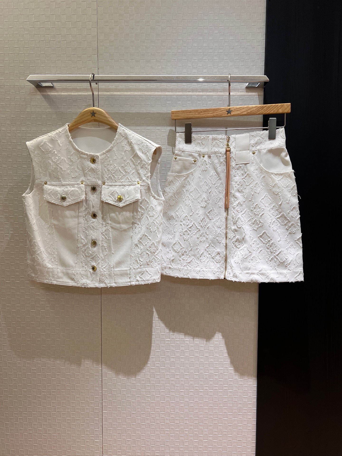 NO:414819,New leather brand decoration white breasted jacquard denim skirt, zipper design hardware accessories mold opening, slim fit and slim can be worn with the same vest SML, skirts, alexander wang19860909新款拼皮牌装饰白色毛边提花牛仔半裙 拉链设计五金配件开模 修身显瘦可搭同款马甲 SML,,skirts,alexander wang,Women's clothing