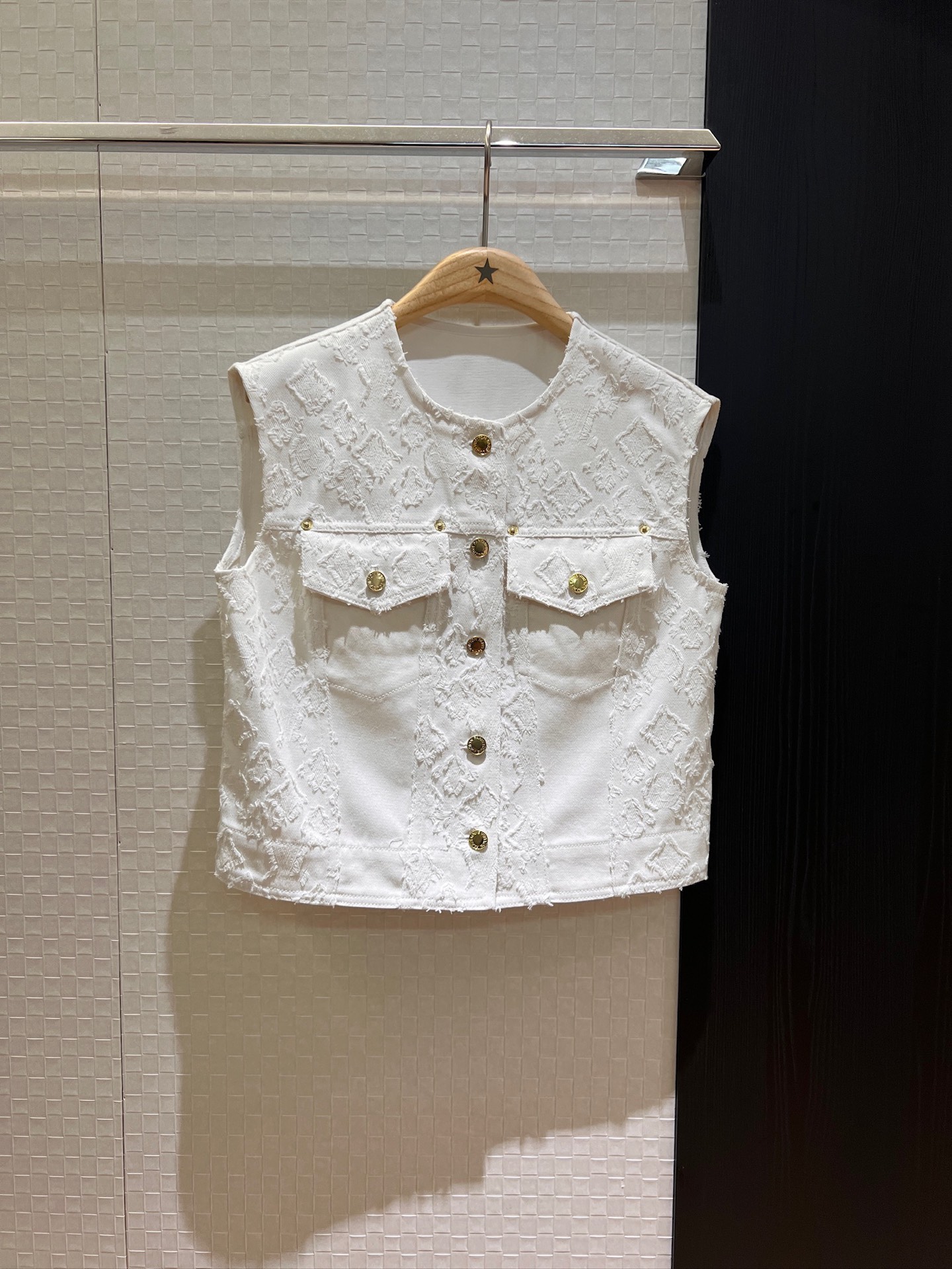 NO:414835,New white furrowed presbyterian jacquard denim vest can be worn with the same denim shorts and trousers loose and casual hardware accessories open molds sweet and cool versatile, age-reducing essential SML, shorts, alexander wang19860909新款白色毛边老花提花牛仔马甲 可搭同款牛仔短裤长裤宽松休闲 五金配件开模甜酷百搭 减龄必备 SML,,shorts,alexander wang,Women's clothing