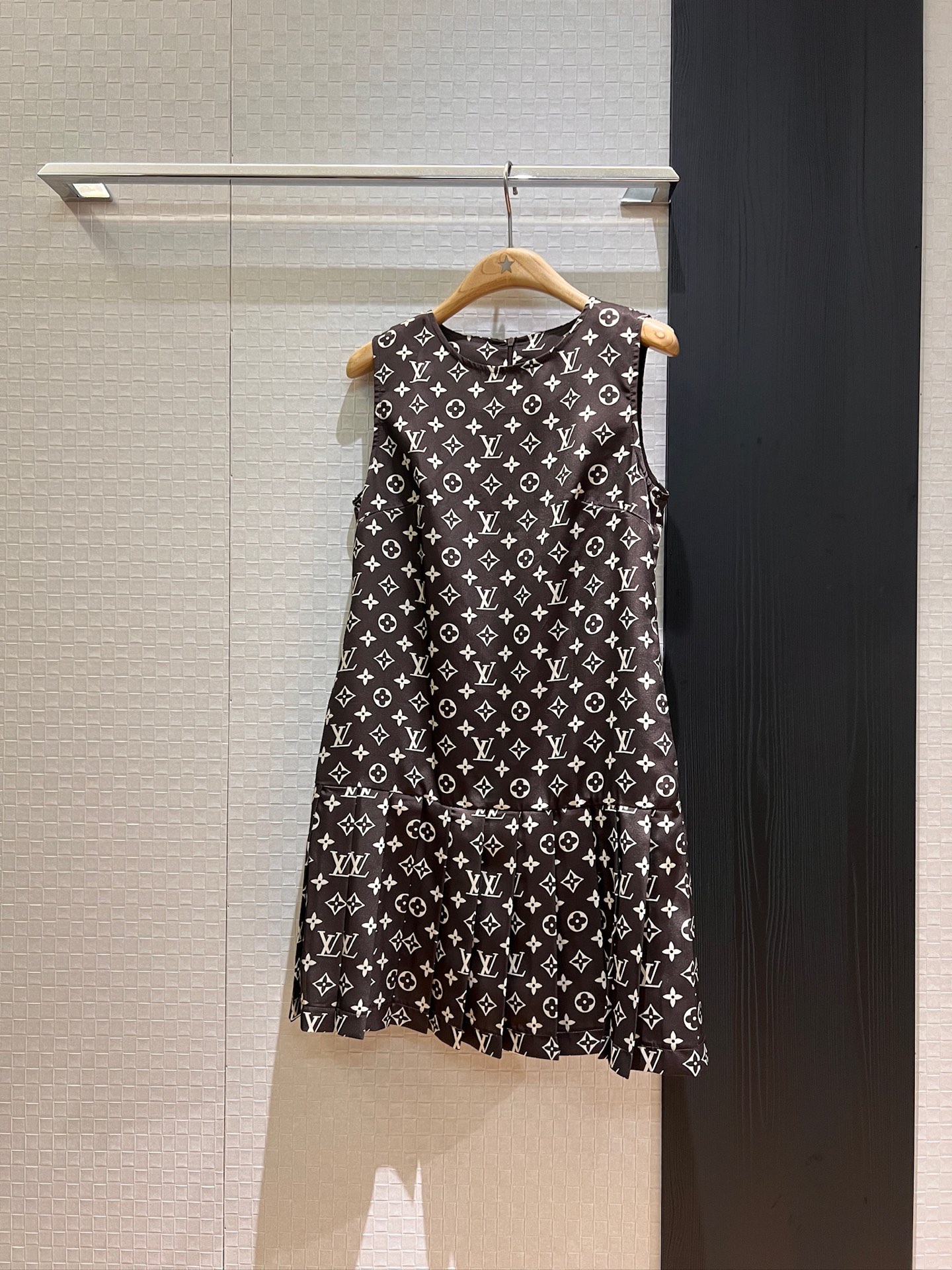 NO:414864,New style of presbyterian round neck sleeveless vest dress A-line doll skirt spliced ​​pleated skirt with pockets on both sides of college style fashion age-reducing SML, skirts, alexander wang19860909新款老花圆领无袖背心连衣裙A字娃娃裙 拼接百褶裙摆两侧有口袋 学院风 时尚减龄 SML,,skirts,alexander wang,Women's clothing