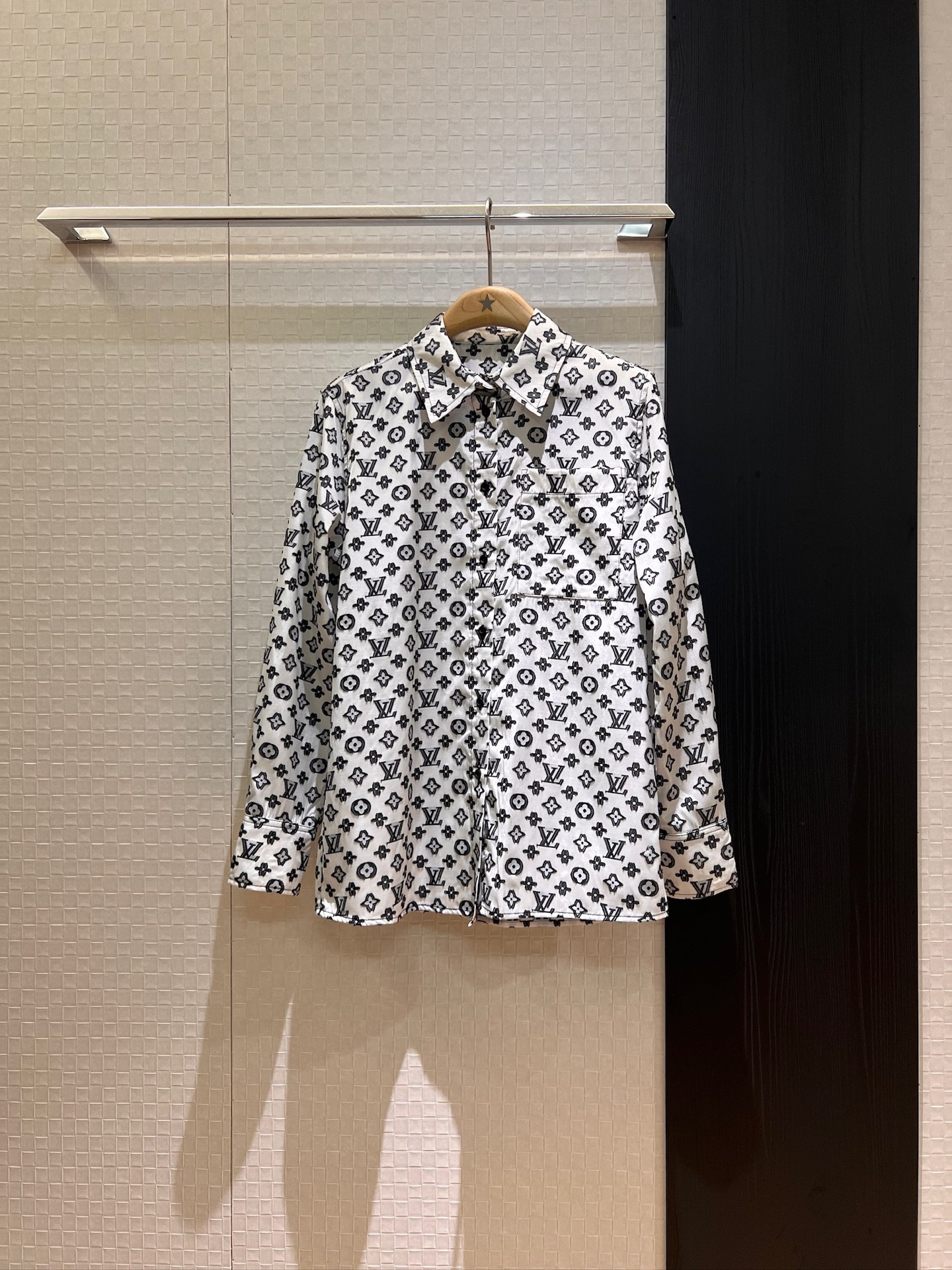 NO:414880,New classic black jacquard shirt simple commuting, casual and versatile, pocket decoration on chest SML, alexander wang19860909新款经典黑色提花衬衣简约通勤 休闲百搭 胸前有口袋装饰SML,,alexander wang,Women's clothing