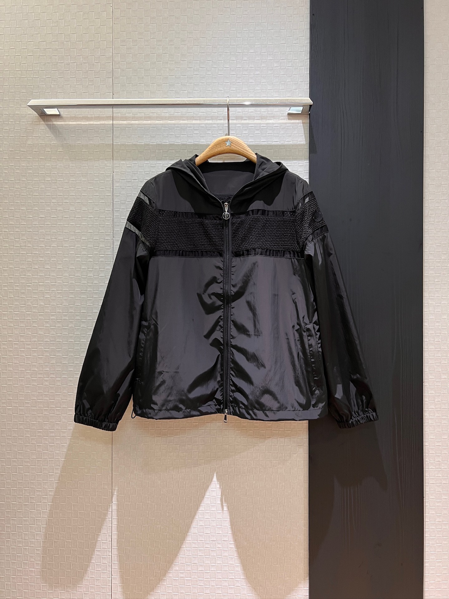 NO:414821,New style of Chongchong hooded hooded sunscreen jacket Heavy industry spliced ​​silk Organya fixed dye embroidery piece fixed dye logo armband decoration hem drawstring waist design casual loose sports age reduction black yellow rose pink white S-XL, Moncler, jackets & coats, real silk,hats,alexander wang19860909新款冲冲蒙口连帽拼接防晒外套 重工拼接真丝欧根纱 定染绣花片定染logo袖标装饰 下摆抽绳收腰设计 休闲宽松运动减龄 黑色黄色玫粉白色 S-XL,,Moncler,jackets & coats,real silk,hats,alexander wang,Women's clothing