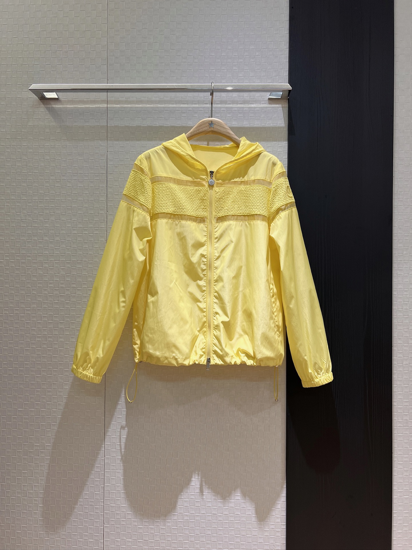 NO:414837,New style of Chongchong hooded hooded sunscreen jacket Heavy industry spliced ​​silk Organya fixed dye embroidery piece fixed dye logo armband decoration hem drawstring waist design casual loose sports age reduction black yellow rose pink white S-XL, Moncler, jackets & coats, real silk,hats,alexander wang19860909新款冲冲蒙口连帽拼接防晒外套 重工拼接真丝欧根纱 定染绣花片定染logo袖标装饰 下摆抽绳收腰设计 休闲宽松运动减龄 黑色黄色玫粉白色 S-XL,,Moncler,jackets & coats,real silk,hats,alexander wang,Women's clothing