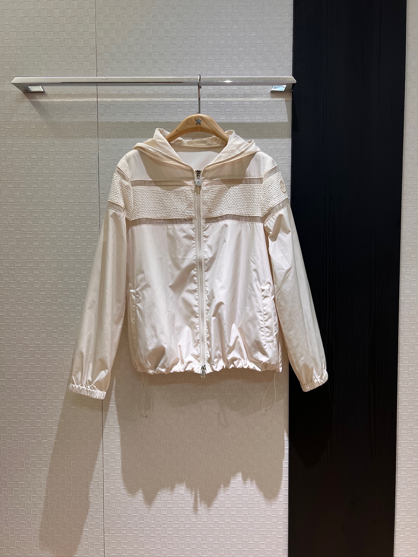 NO:414849,New style of Chongchong hooded hooded sunscreen jacket Heavy industry spliced ​​silk Organya fixed dye embroidery piece fixed dye logo armband decoration hem drawstring waist design casual loose sports age reduction black yellow rose pink white S-XL, Moncler, jackets & coats, real silk,hats,alexander wang19860909新款冲冲蒙口连帽拼接防晒外套 重工拼接真丝欧根纱 定染绣花片定染logo袖标装饰 下摆抽绳收腰设计 休闲宽松运动减龄 黑色黄色玫粉白色 S-XL,,Moncler,jackets & coats,real silk,hats,alexander wang,Women's clothing