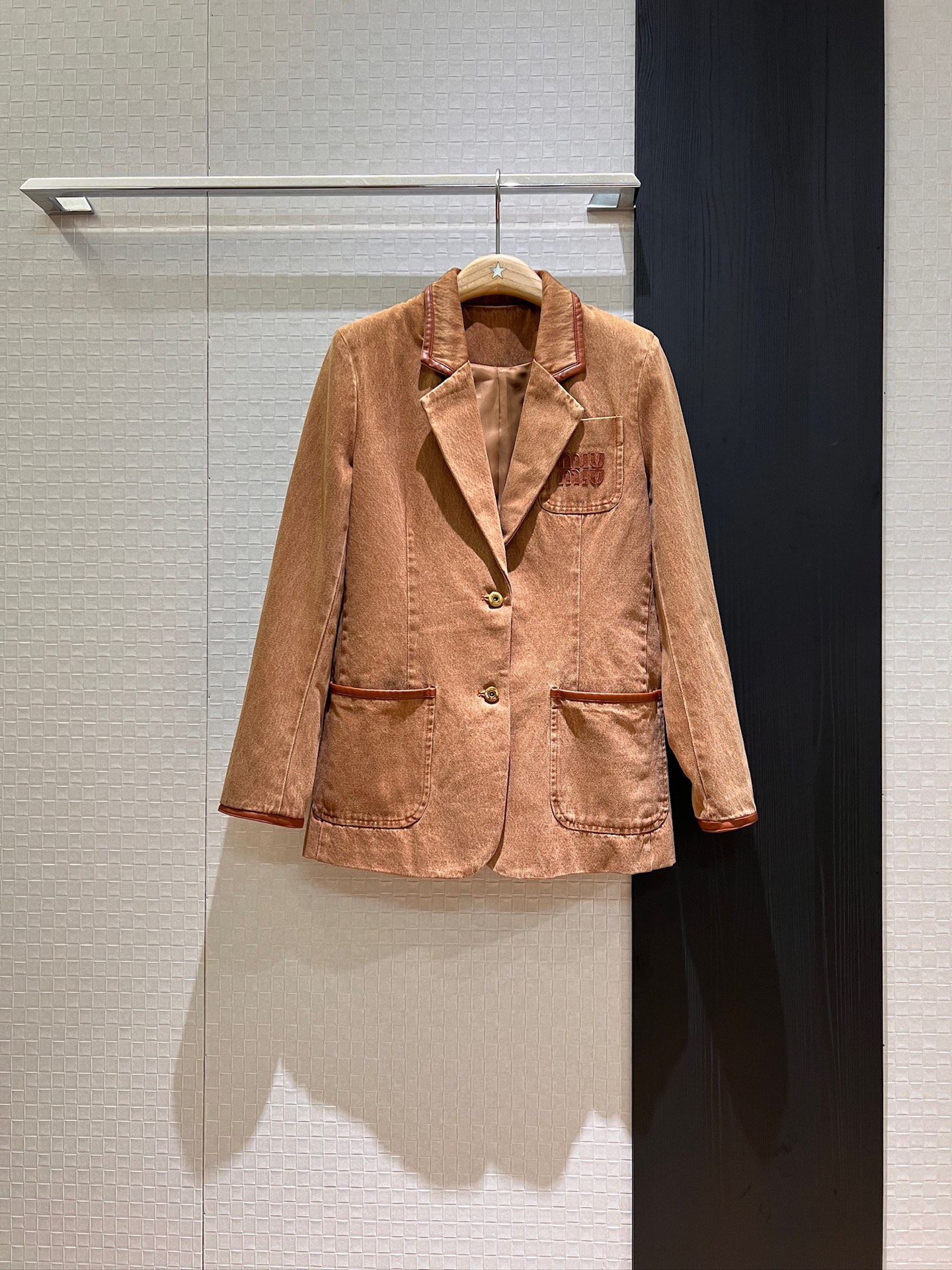 NO:414865,New leather edge washing Maillard denim suit jacket Three pocket design Leather miu letter logo decoration waist slim fit Fashion casual age-reducing SML, miumiu, jackets & coats, business suit, alexander wang19860909新款皮边装边洗水美拉德牛仔西装外套 三个口袋设计 胸前贴皮miu字母logo装饰收腰修身 时尚休闲减龄必备 SML,,miumiu,jackets & coats,business suit,alexander wang,Women's clothing