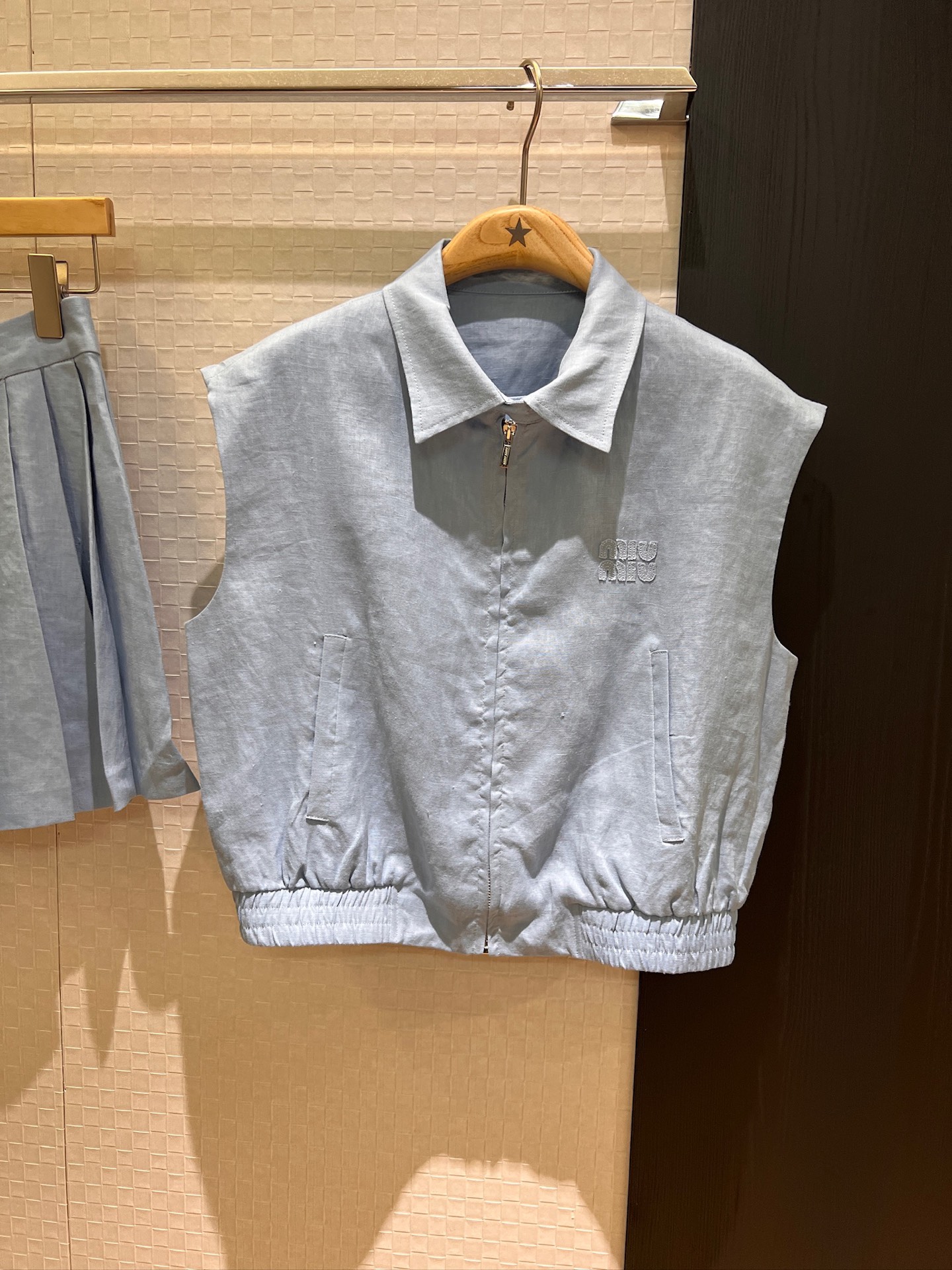 NO:414881,New Miu style linen suit, lapel waisted vest jacket pleated skirt, chuffing applique embroidered logo letter decoration, sweet and cute, age-reducing versatile, white and blue SML,,miumiu, skirts, jackets & coats,alexander wang19860909新款来袭miu式亚麻套装 翻领收腰马甲外套百褶半裙 裙裤贴布刺绣logo字母装饰 甜美可爱 减龄百搭 白色蓝色 SML,,miumiu,skirts,jackets & coats,alexander wang,Women's clothing